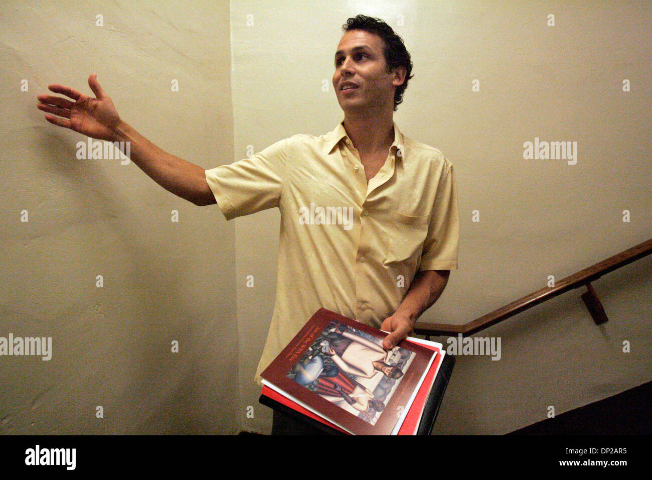 25. Mai 2006; San Diego, USA; SETH MALLIOS, Vorsitzender der Anthropologie-Abteilung an der San Diego State University ist noch die Hoffnung, drei Wandbilder, darunter eine entworfen und gemalt im Jahr 1936 durch Ellamarie Packard Woolley, genannt "Segler Going to Hell" zu entdecken, dass er glaubt in Hardy Memorial Tower, der School of Public Health auf dem Campus beherbergt übermalt werden. Er hofft Stockfoto