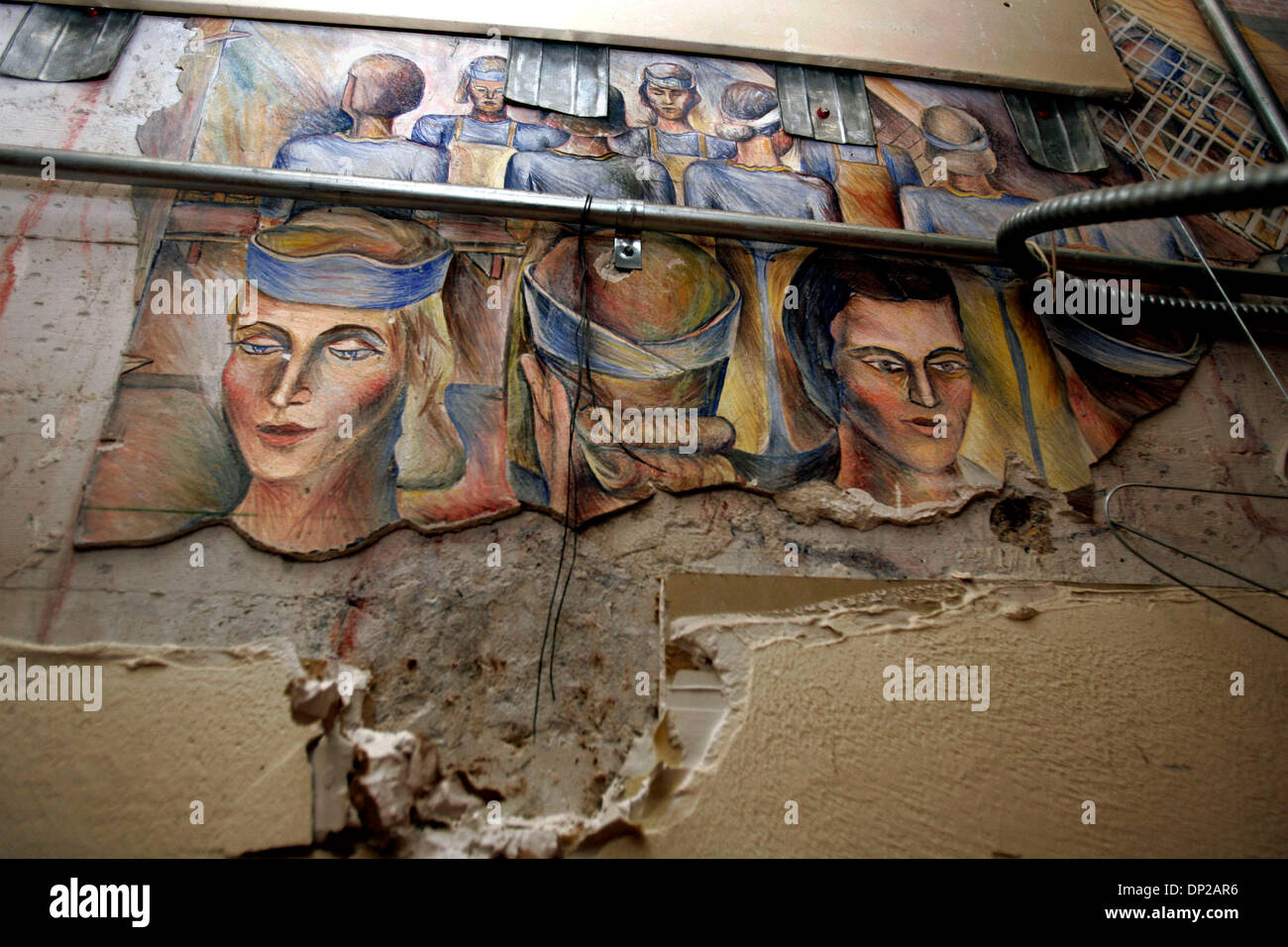 25. Mai 2006; San Diego, USA; Eine Portion ein Wandbild mit dem Titel "NRA-Pakete", die 1936 von San Diego State University Kunststudentin Genevieve Burgeson Bredo gemalt wurde, ist nur eines mehrere, die ausgeblendet wurden unter Akustik-Deckenplatten, Rohre, Entlüftung und Trockenbau, in den Hardy Memorial Tower, der School of Public Health auf dem Campus beherbergt gedeckt. Seth Mallios, cha Stockfoto