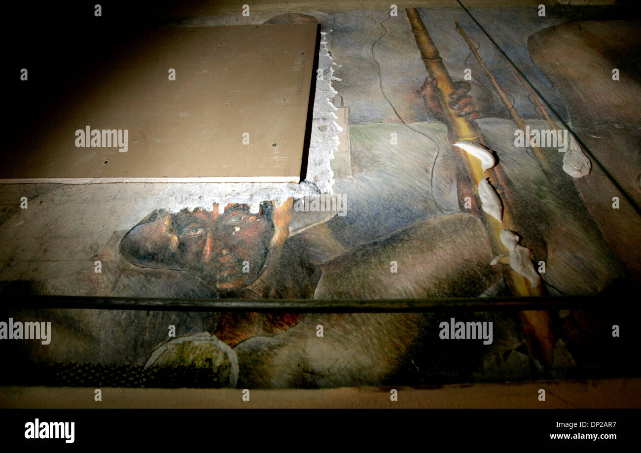 25. Mai 2006; San Diego, USA; Eine Portion ein Wandbild mit dem Titel "NRA-Pakete", die 1936 von San Diego State University Kunststudentin Genevieve Burgeson Bredo gemalt wurde, ist nur eines mehrere, die ausgeblendet wurden unter Akustik-Deckenplatten, Rohre, Entlüftung und Trockenbau, in den Hardy Memorial Tower, der School of Public Health auf dem Campus beherbergt gedeckt. Seth Mallios, cha Stockfoto