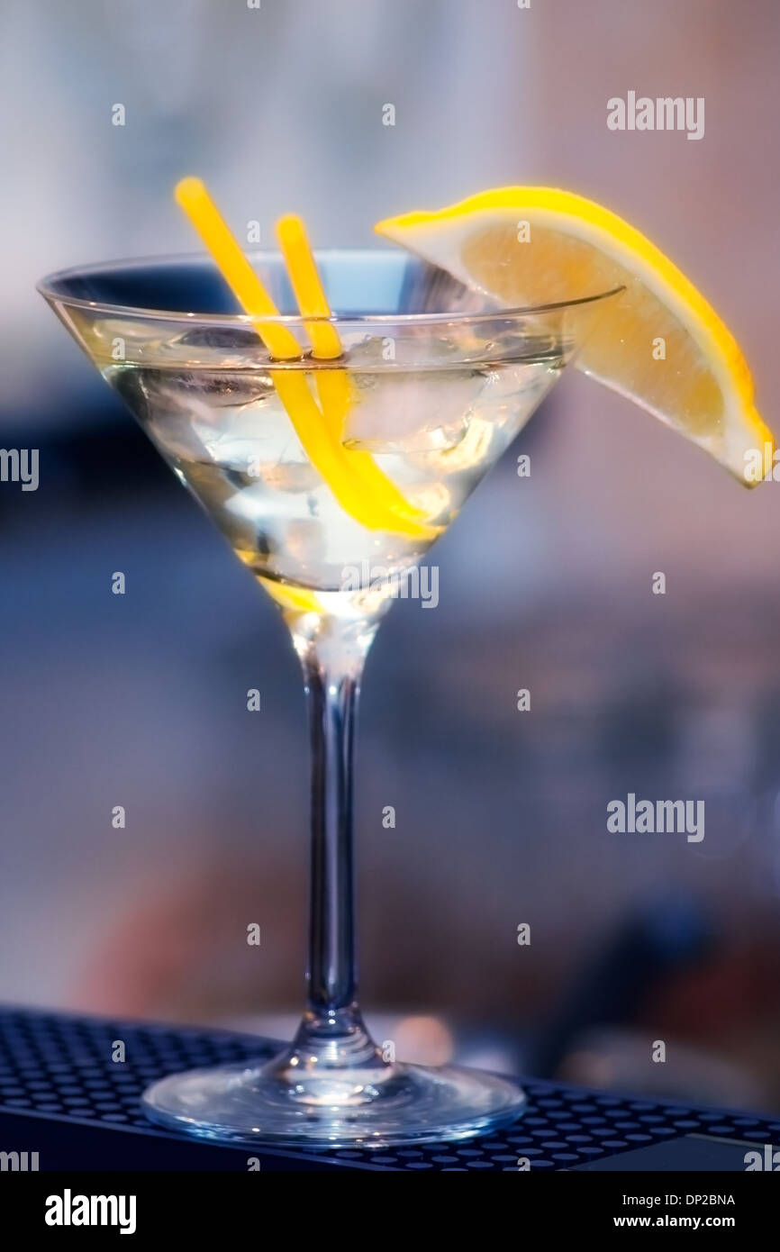 Alkohol trinken Martini auf Bar. Cocktail Stockfoto