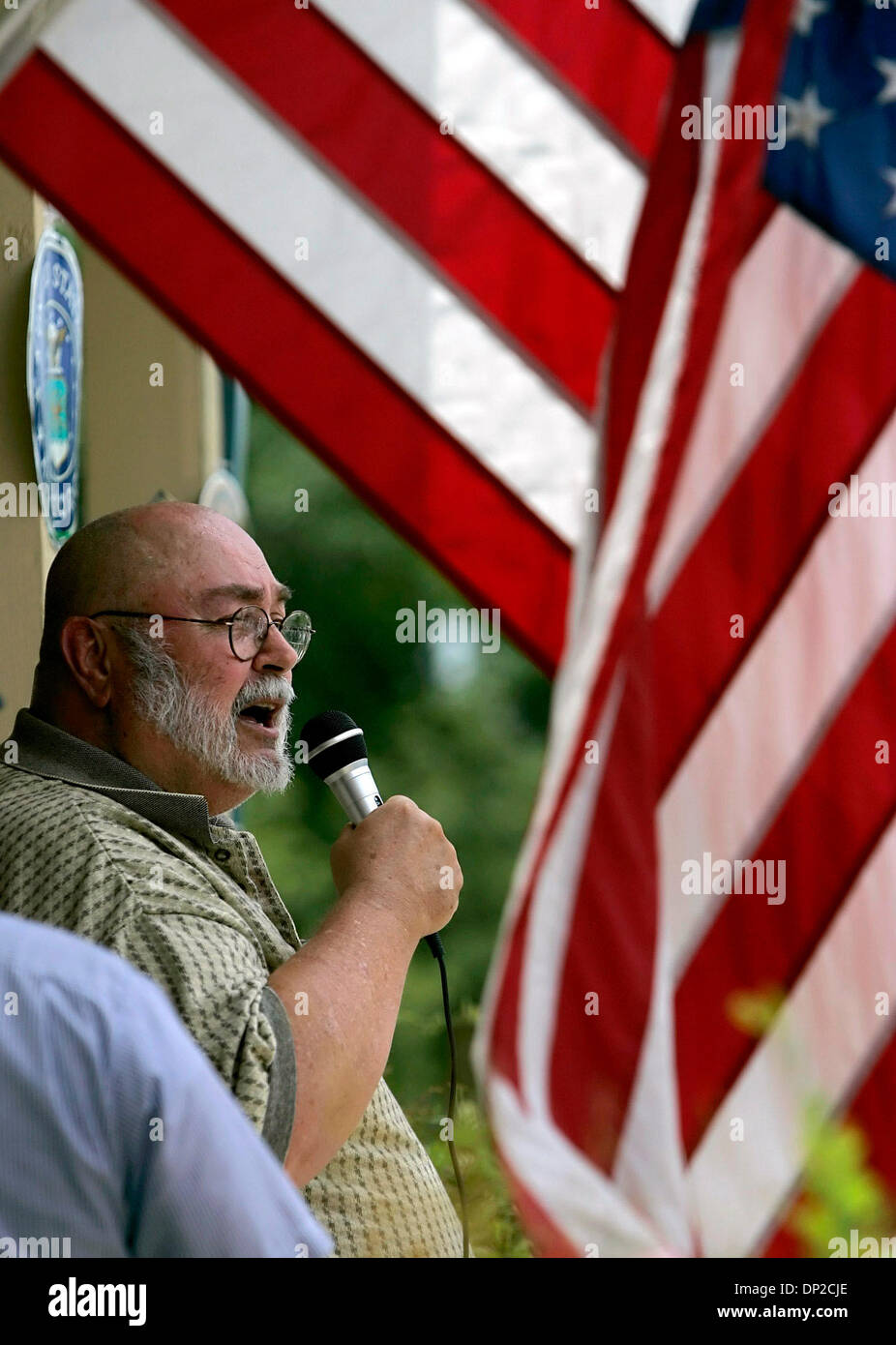 27. Mai 2006; Kerrville, TX, USA; Alan Hill, Präsident von Vietnam-Veteranen des amerikanischen Kapitel 863, spricht wie Kriegsveteranen Samstag Nachmittag sammeln 27. Mai 2006 in der Nähe der Veterans Administration Hospital in Kerrville, ihre Bedenken zu äußern, über was sie sagen ist eine anhaltende Rückgang der Leistungen in der Einrichtung.    Obligatorische Credit: Foto von William Luther/San Ant Stockfoto