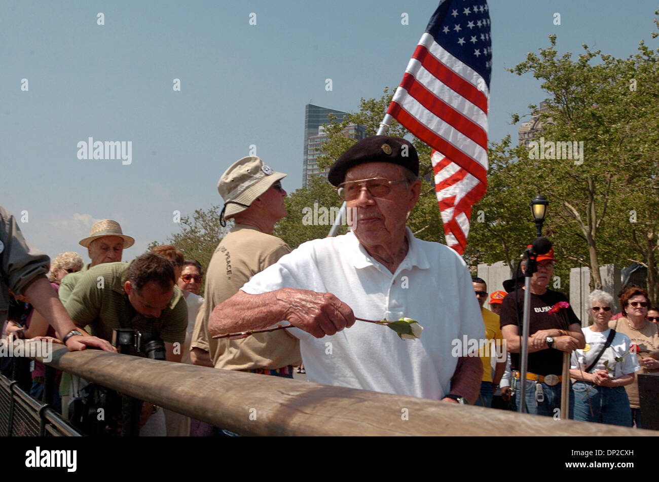 28. Mai 2006; Manhattan, NY, USA; Matti Mattson, Brooklyn, wirft eine Veteran des spanischen Bürgerkriegs und des zweiten Weltkriegs Blumen in New York Harbor im Gedenken an die Opfer des Krieges wie Veteranen für den Frieden der Veteranen Gedenk Jahresversammlung, Gedenken an die Opfer des Krieges mit einem Festakt in der Vietnam Veterans Memorial im unteren Manhattan und im März eine Blume werfen Zeremonie an Sponsoren Stockfoto