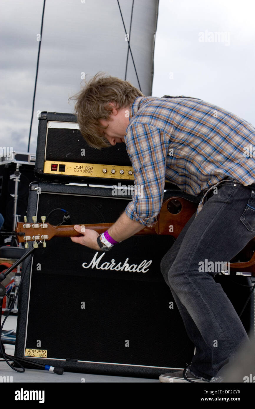 28. Mai 2006; George, WA, USA; Brooklyn Band NADA SURF reißt auf der Hauptbühne mit Matthew Caws (Gitarre, Gesang), Daniel Lorca (Bass, Gesang) und Ira Elliot (Schlagzeug, Gesang) am dritten Tag des Sasquatch Music Festival statt, in der wunderschönen Kulisse des Amphitheaters Schlucht trotz der Bedrohung durch den Regen. Die Sonne kam heraus, und das Taten der Massen mit drei Stufen und so viel gute Musik Stockfoto