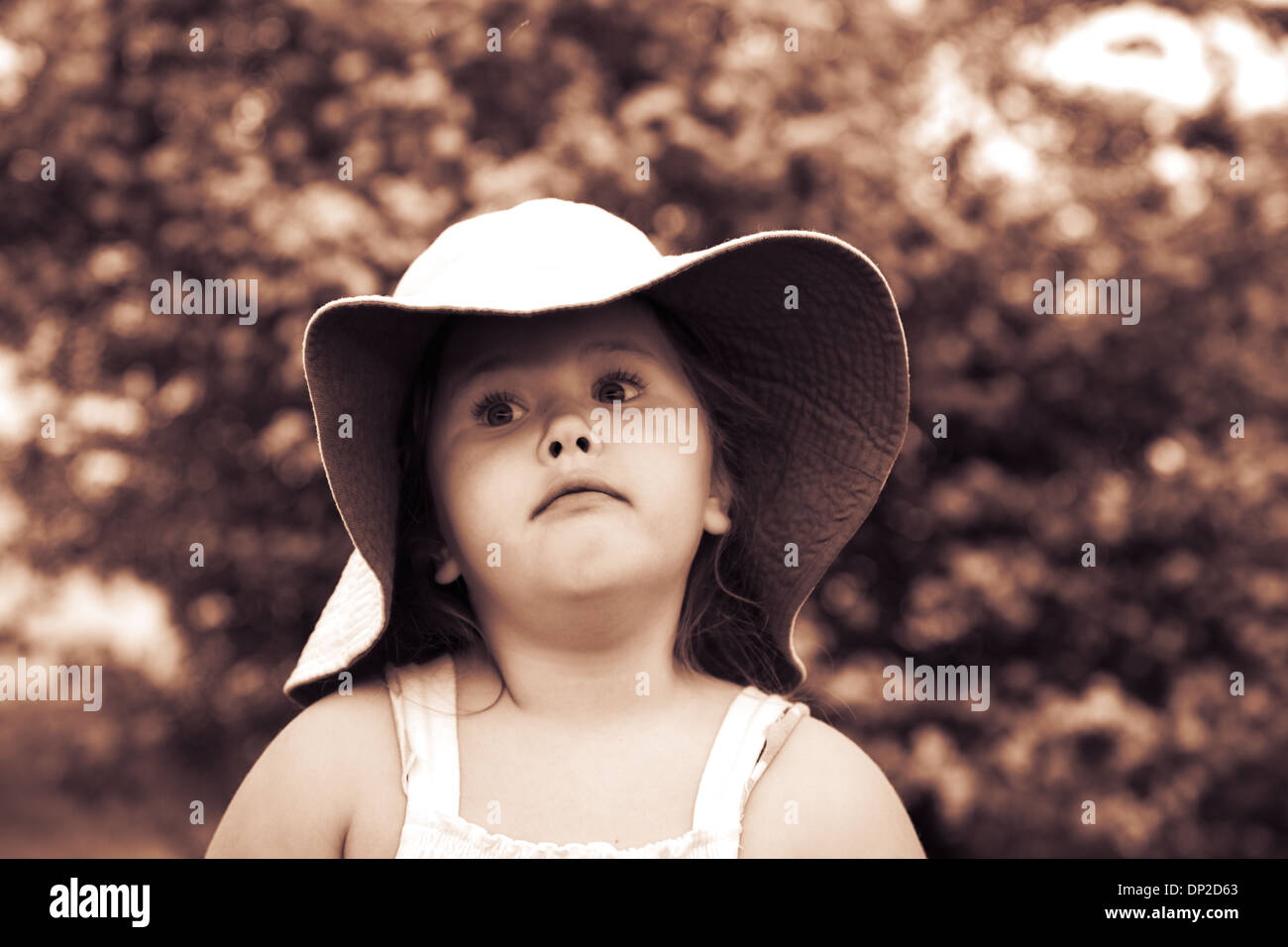 Porträt von attraktiven Mädchen in großen Hut. im freien Stockfoto