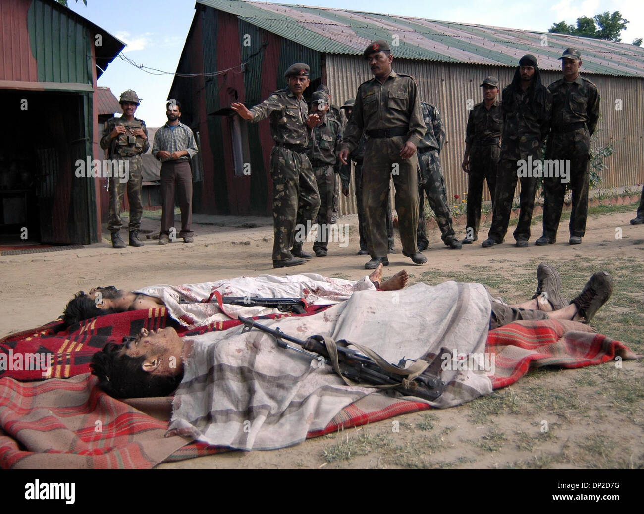 28. Mai 2006; Rastun Kaschmir, Kaschmir, Indien; Soldaten der indischen Armee deckt den toten Körper eines mutmaßlichen Militanten Basislager der Armee in Rastun etwa 45 Kilometer südwestlich von Srinagar, die Sommerhauptstadt von indischen Kaschmir statt. Zwei mutmaßliche militante Gruppe Hizbul Mujahideen wurden getötet und ein Soldat wurde verletzt in einer Begegnung, sagte die Armee.  Obligatorische Credit: Foto: Stockfoto