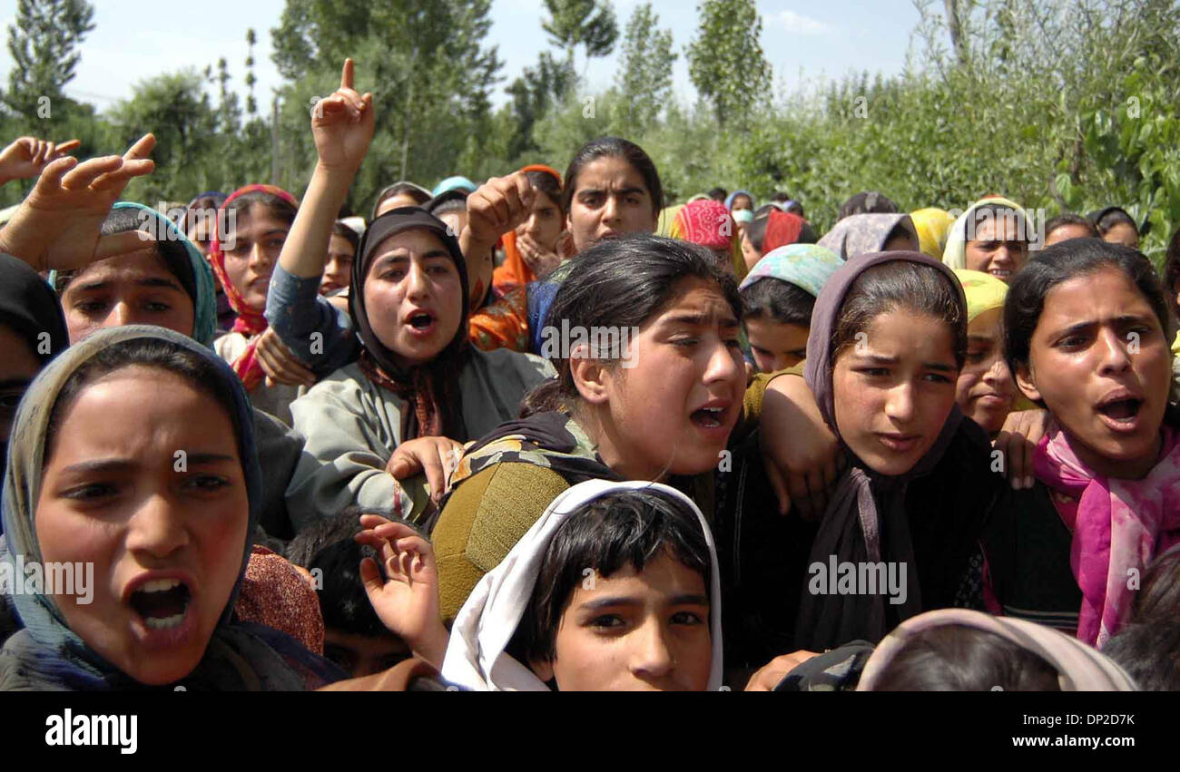 28. Mai 2006; Rastun Kaschmir, Kaschmir, Indien; Kashmiri Frauen schreien pro-Freiheit Parolen, nachdem zwei mutmaßliche militante bei Rastun, etwa 45 Kilometer (28 Meilen) südwestlich von Srinagar, Indien, Sonntag, 28. Mai 2006 getötet worden waren. Zwei vermutete Hezb-Ul Mudschaheddin-Kämpfer wurden getötet und ein Soldat verletzt bei einer Schießerei am Sonntag nach Armeebeamte.  Obligatorische Credit: Pho Stockfoto