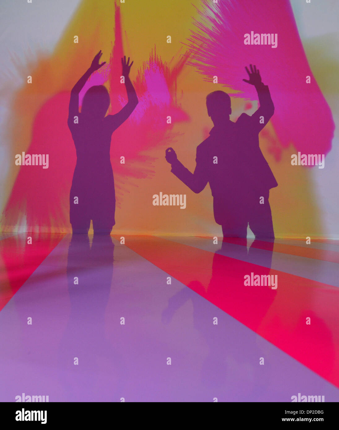 Frankfurt Main, Deutschland. 7. Januar 2014. Modelle-Waldemar und Justine werfen Schatten auf einem interaktiven video Bildschirm während einer Trendshow auf der "Heimtextil" fair für Wohn- und Objekttextilien in Frankfurt Main, Deutschland, 7. Januar 2014. Bewegung schafft wechselnden Farben und Formen. Die Messe läuft vom 08. bis 11. Januar 2014. Foto: Arne Dedert/Dpa/Alamy Live-Nachrichten Stockfoto