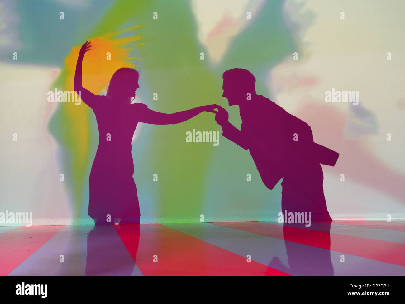 Frankfurt Main, Deutschland. 7. Januar 2014. Modelle-Waldemar und Justine werfen Schatten auf einem interaktiven video Bildschirm während einer Trendshow auf der "Heimtextil" fair für Wohn- und Objekttextilien in Frankfurt Main, Deutschland, 7. Januar 2014. Bewegung schafft wechselnden Farben und Formen. Die Messe läuft vom 08. bis 11. Januar 2014. Foto: Arne Dedert/Dpa/Alamy Live-Nachrichten Stockfoto