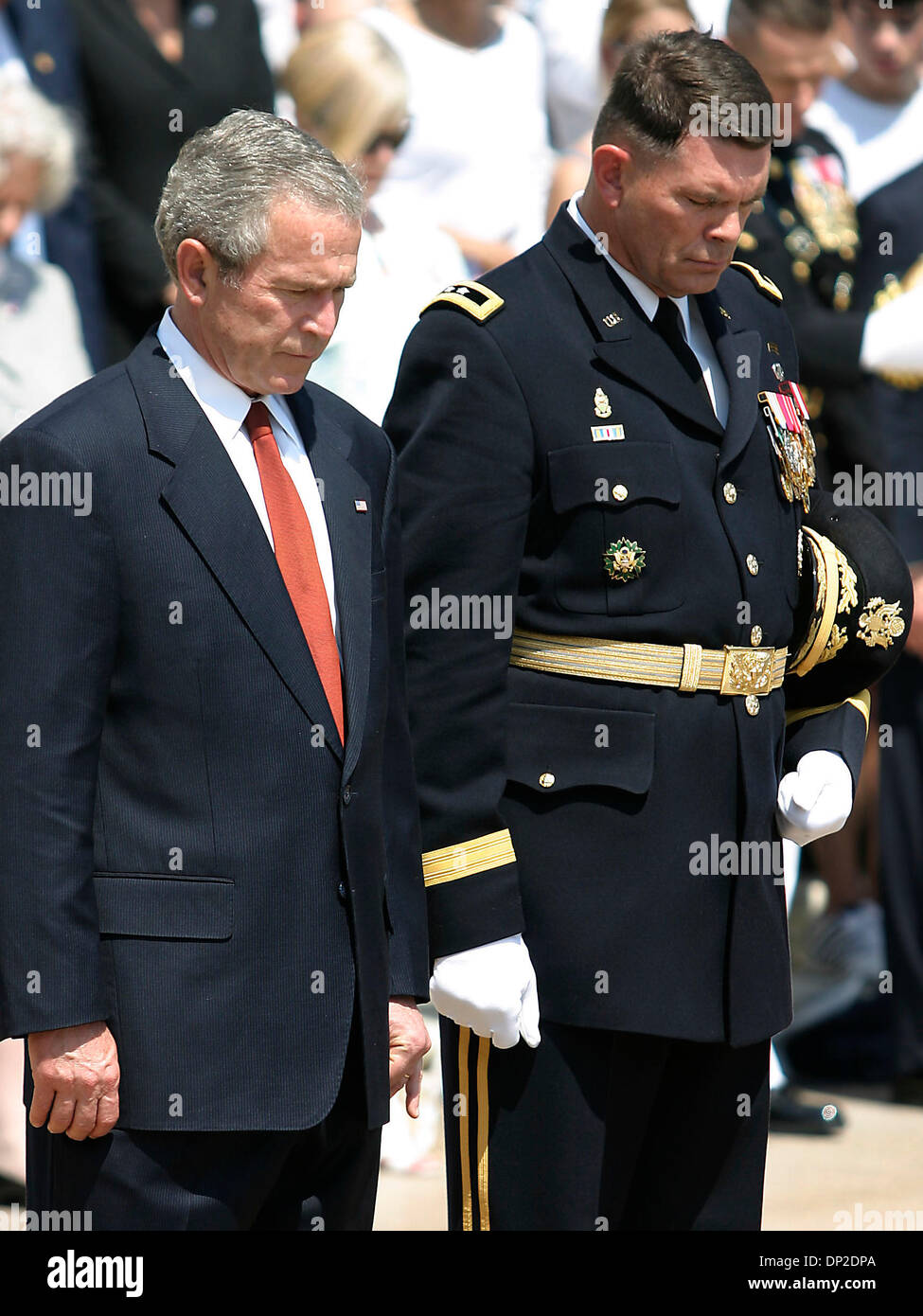 29. Mai 2006; Arlington, VA, USA; Präsident GEORGE W. BUSH zusammen mit Generalmajor SWAN Pause für einen Moment der Stille nach der Platzierung eines Kranzes am Grab des unbekannten Soldaten auf dem Arlington Cemetery zu Ehren des Memorial Day obligatorisch Credit: Foto von James Berglie/ZUMA Press. (©) Copyright 2006 von James Berglie Stockfoto