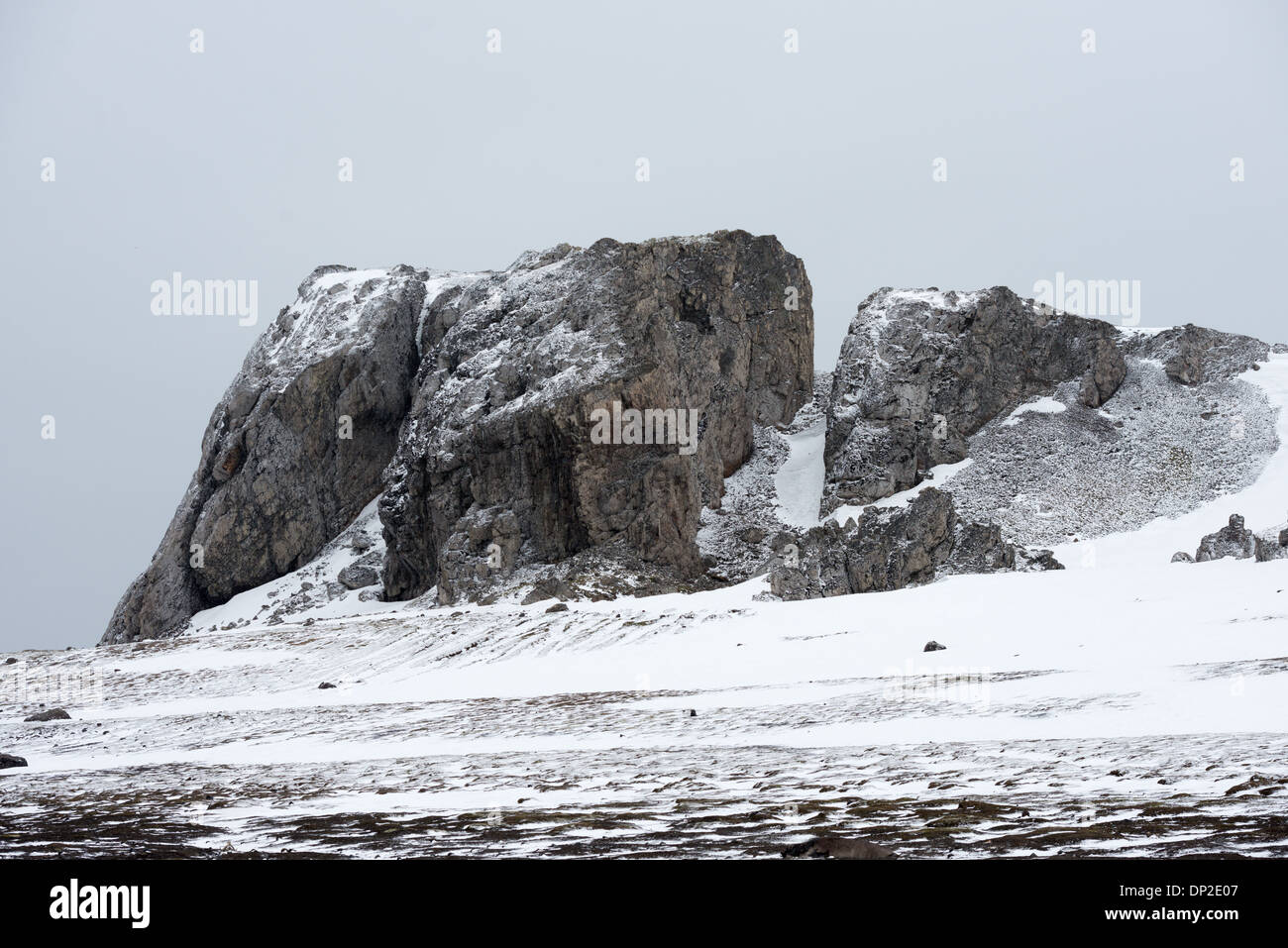 Livingston Island Landscape South Shetland Islands Antarktis // SOUTH SHETLAND ISLANDS, Antarktis — die zerklüftete Landschaft der Livingston Island auf den South Shetland Islands in der Antarktis. Stockfoto