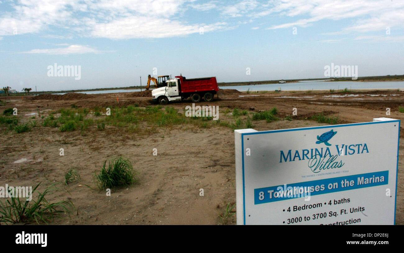 31. Mai 2006; South Padre Island, Texas, USA; Die Insel ist durch das warme Wasser der Laguna Madre Bucht im Westen und die Meeresbrandung am Golf von Mexiko im Osten umgeben. Bau auf der Seite der Bucht der Insel geht weiter im gleichen Tempo wie Bau auf der Strandseite.  Obligatorische Credit: Foto von Delcia Lopez/San Antonio Express-News/ZUMA Press. (©) Copyright 2006 von San Stockfoto