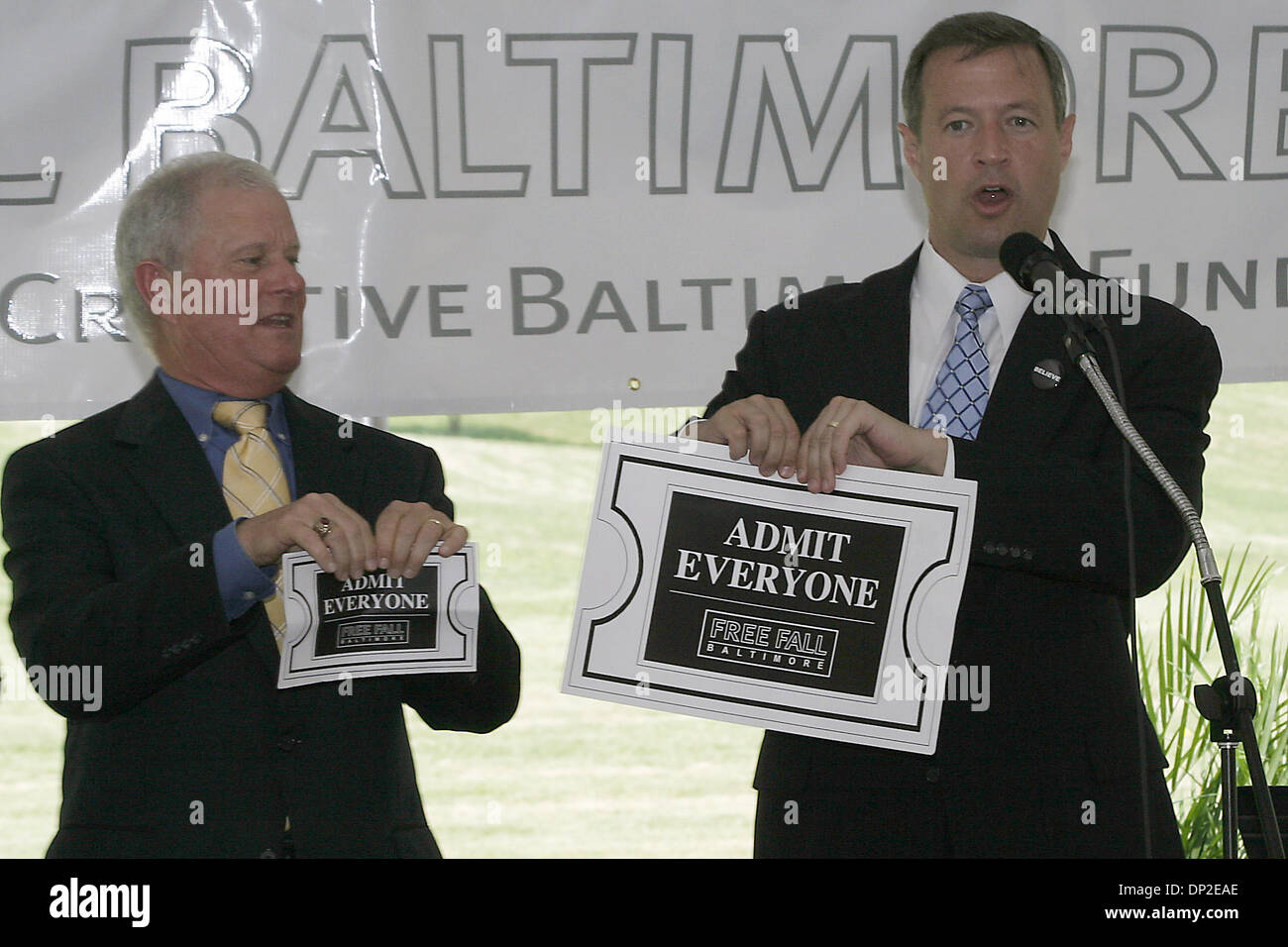 31. Mai 2006; Baltimore, MD, USA; Baltimore Stadt Bürgermeister MARTIN O' Malley (rechts) und Baltimore County Executive JIM SMITH (links) zerreißen Tickets für Museen der Umgebung bei einer Pressekonferenz zur Ankündigung der "Freien Fall" Programm Beseitigung Kunstmuseum Anmeldegebühren für teilnehmende Baltimore Bereich Museen.   Obligatorische Credit: Foto von James Berglie/ZUMA Press. () Copyright 2006 von James Stockfoto