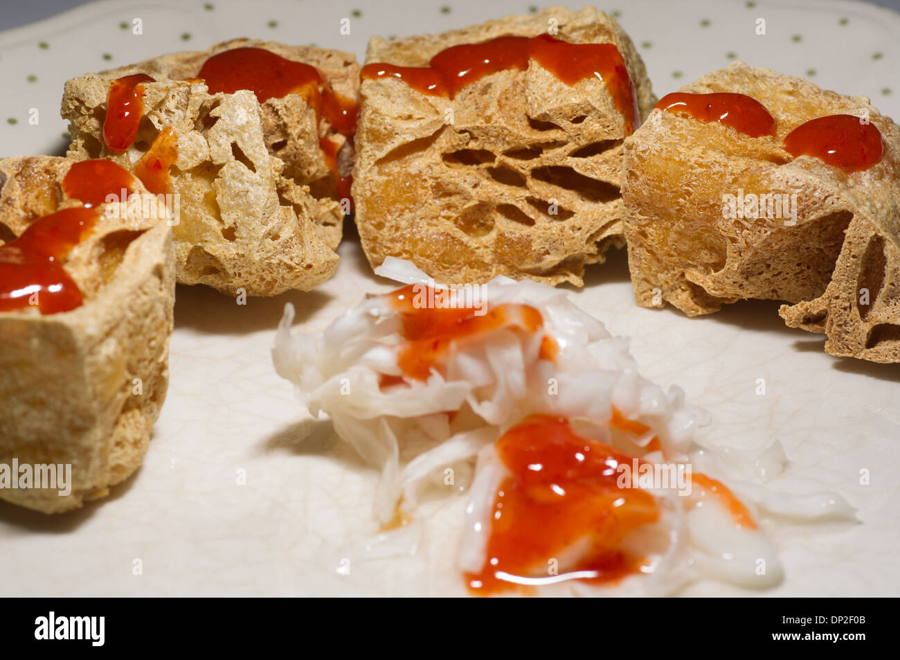 Stinky Tofu und Salat in Chili Sauce mit Blech abgedeckt Stockfoto