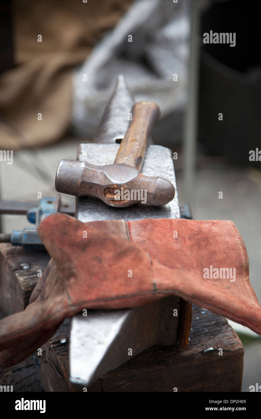 Alten verwendet hammer und Handschuh auf Amboss. Stockfoto