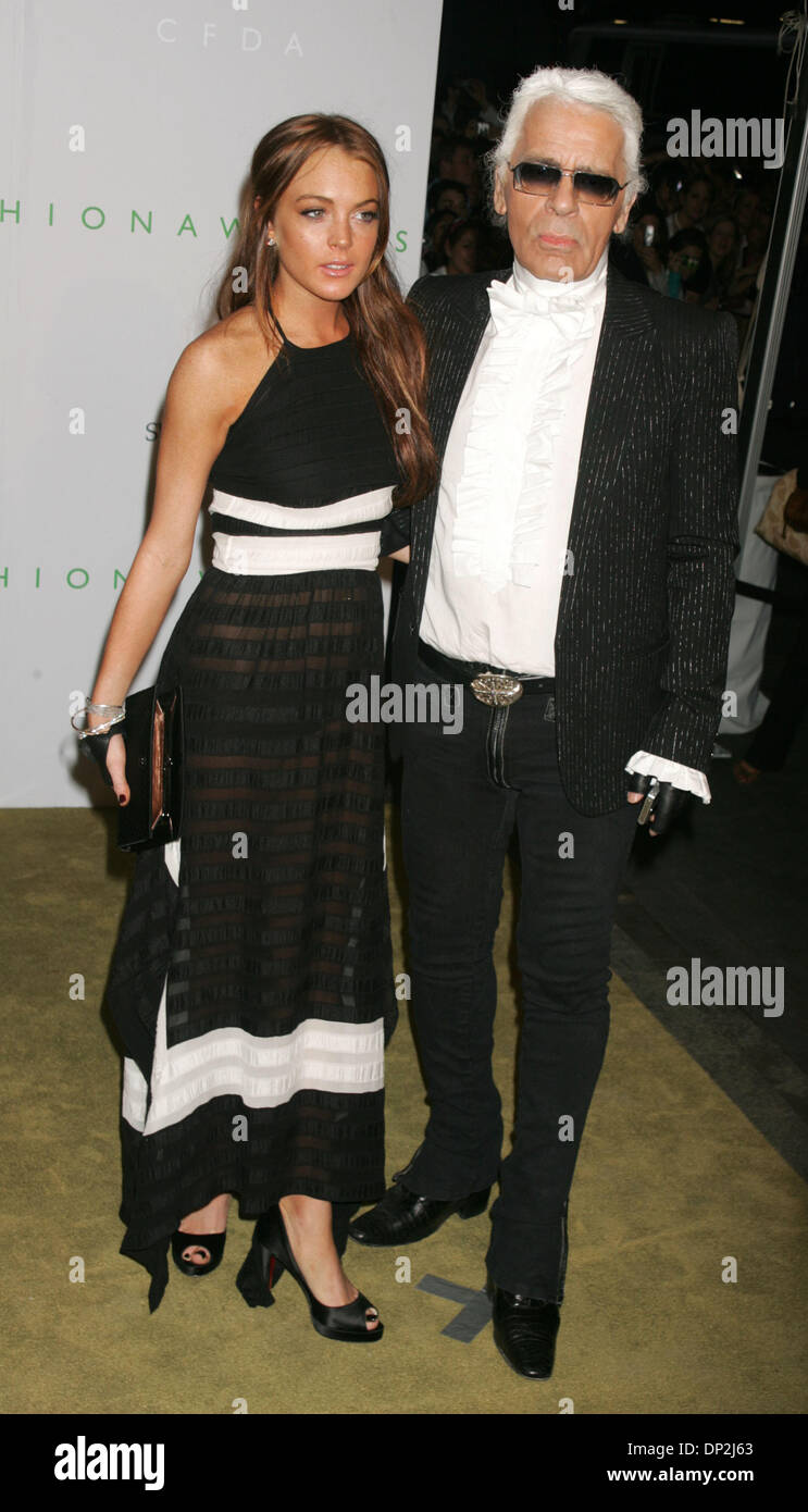 5. Juni 2006; New York, NY, USA; Schauspielerin LINDSAY LOHAN und Designer KARL LAGERFELD auf der 2006 CFDA Fashion Awards statt an der New York Public Library. Obligatorische Credit: Foto von Nancy Kaszerman/ZUMA Press. (©) Copyright 2006 von Nancy Kaszerman Stockfoto