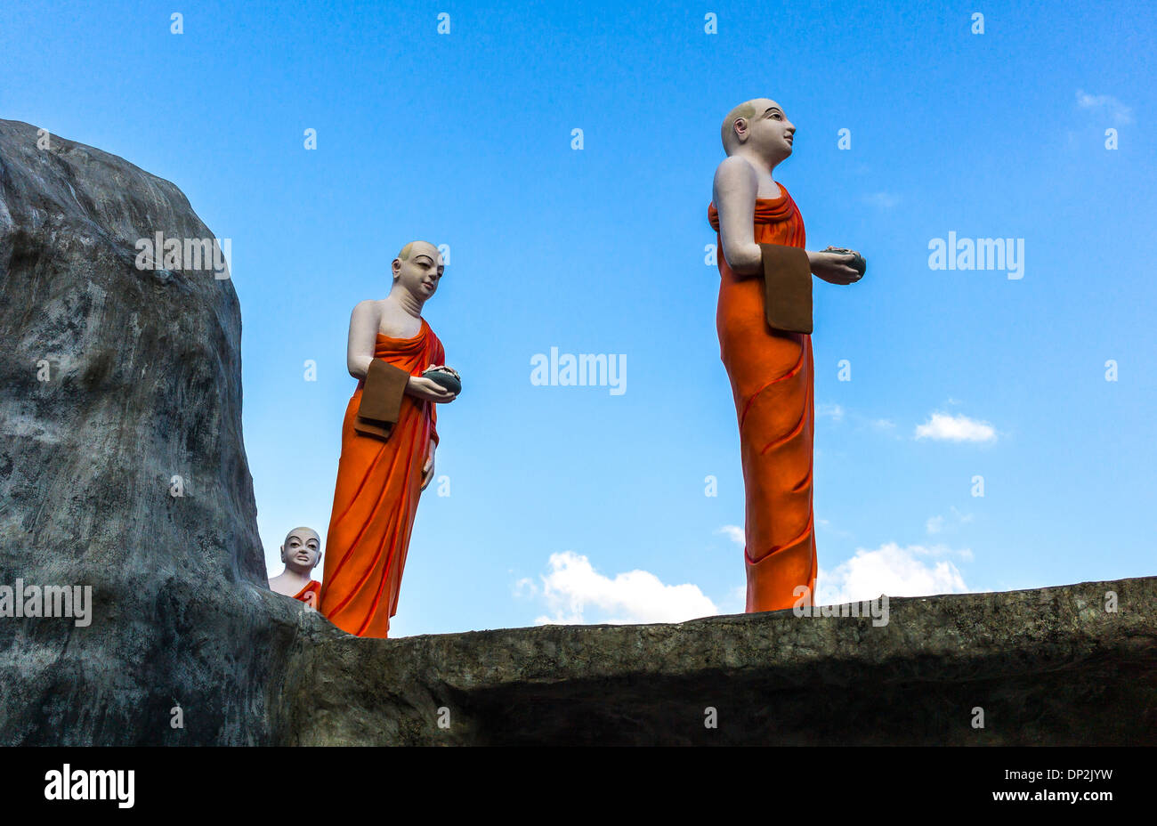 Asien-Sri-Lanka, Dambulla, Mönchs Statuen des goldenen Tempels Stockfoto