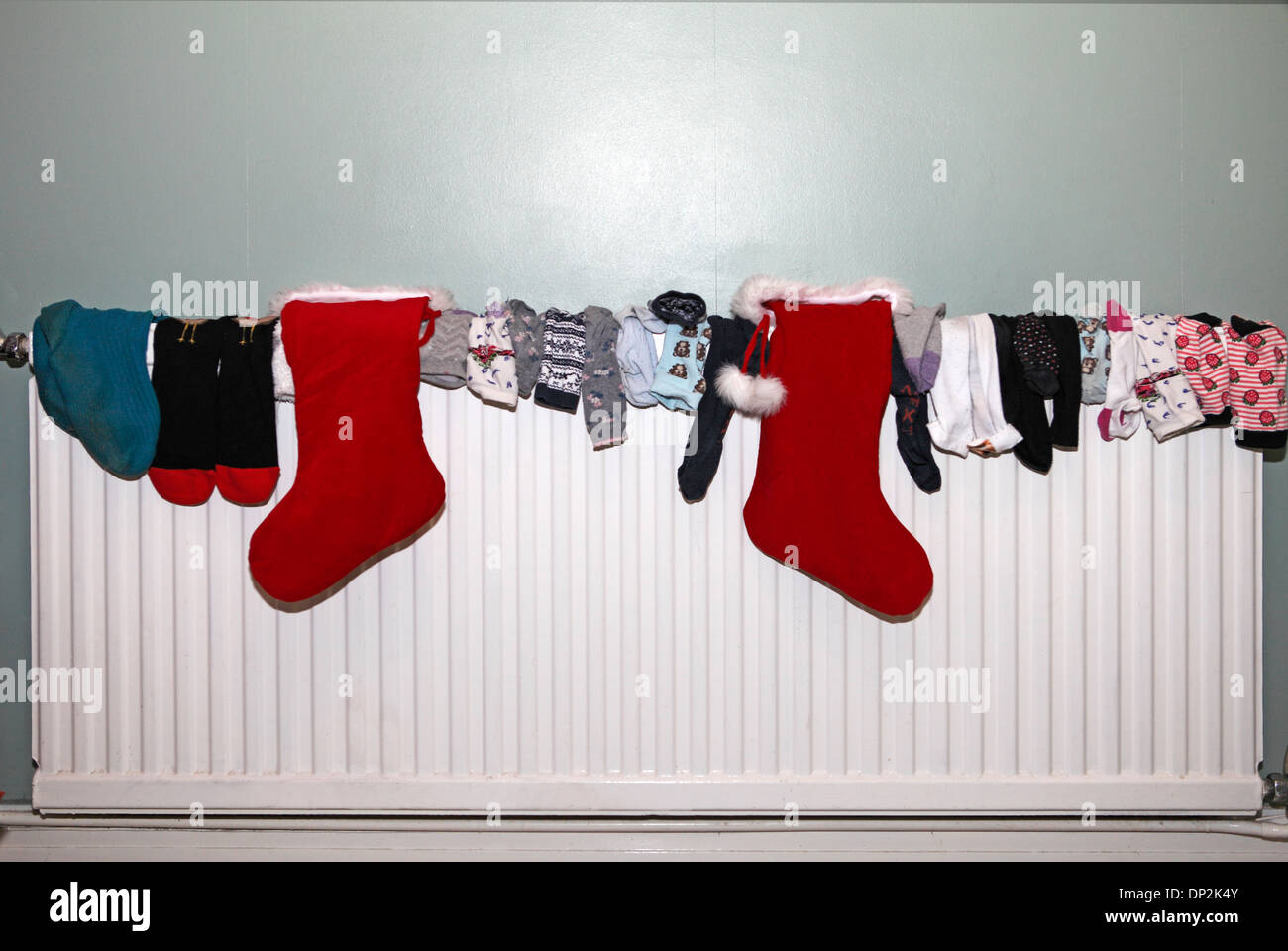 Sammlung von Socken auf dem Heizkörper trocknen Stockfoto