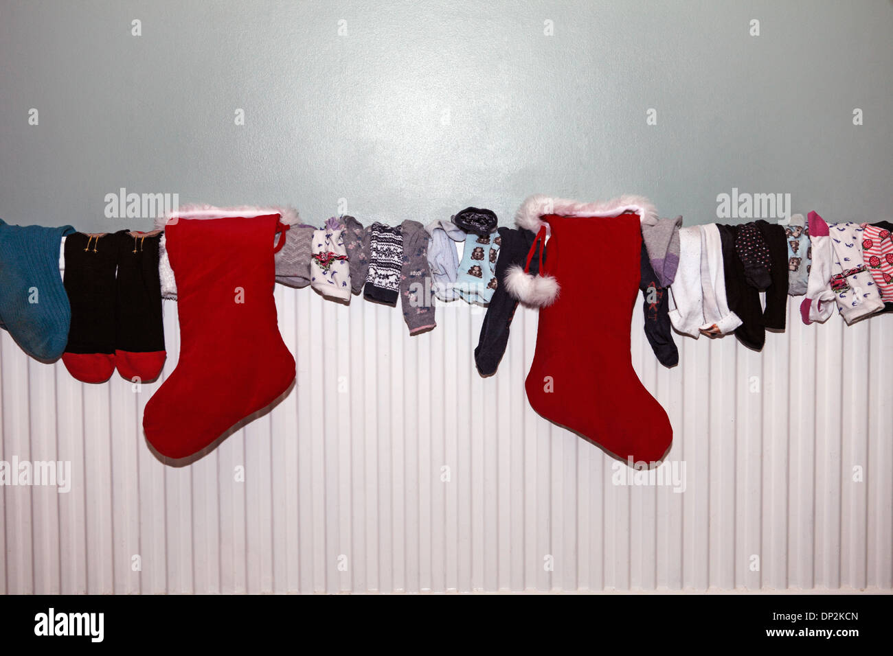 Sammlung von Socken auf dem Heizkörper trocknen Stockfoto