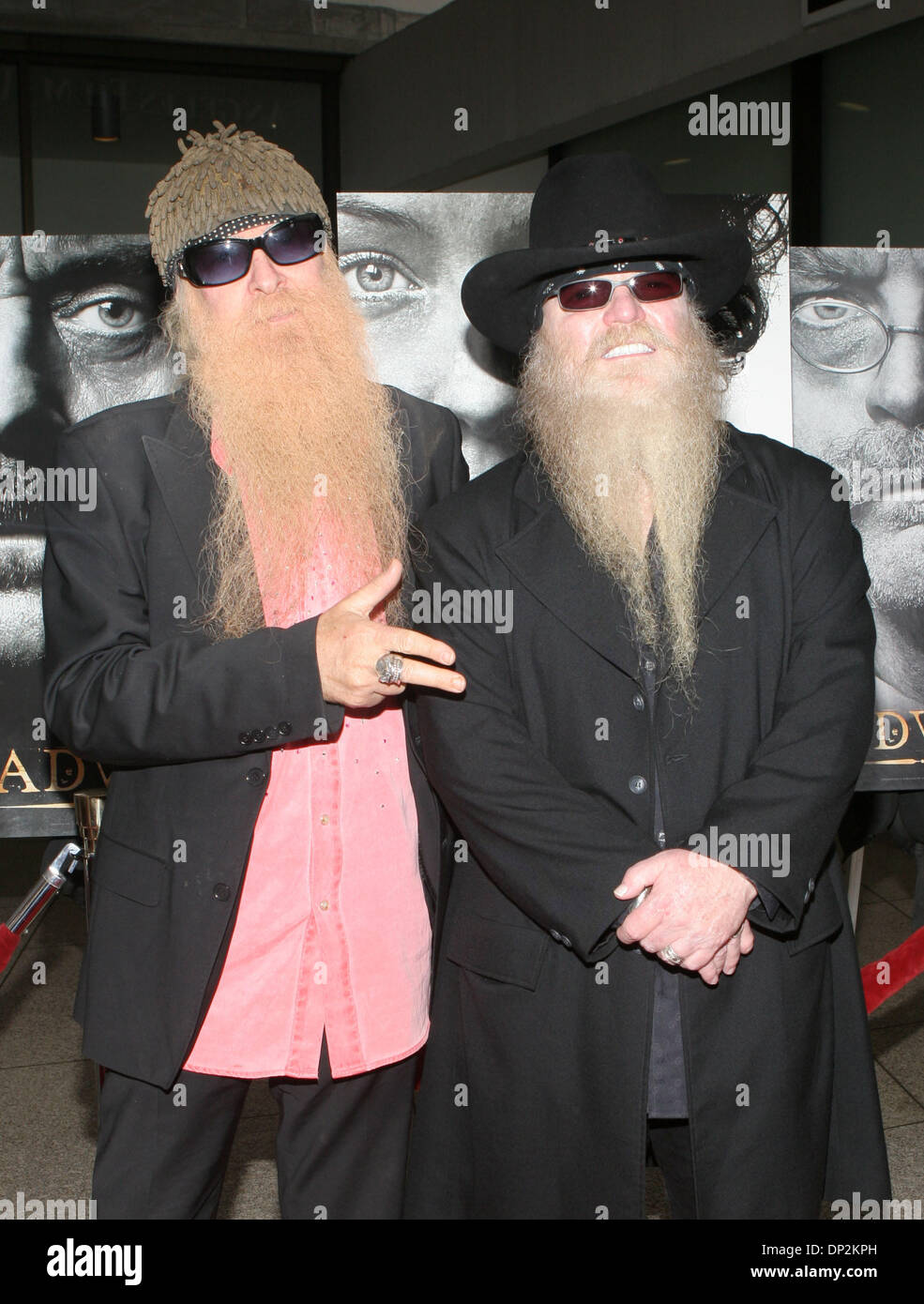 6. Juni 2006; Hollywood, Kalifornien, USA; BILLY GIBBONS und DUSTY HILL von ZZ TOP kommt für die Premiere von der HBO TV-Serie "Deadwood" im Cinerama Dome in Hollywood getroffen. Obligatorische Credit: Foto von Marianna Day Massey/ZUMA Press. (©) Copyright 2006 von Marianna Tag Massey Stockfoto