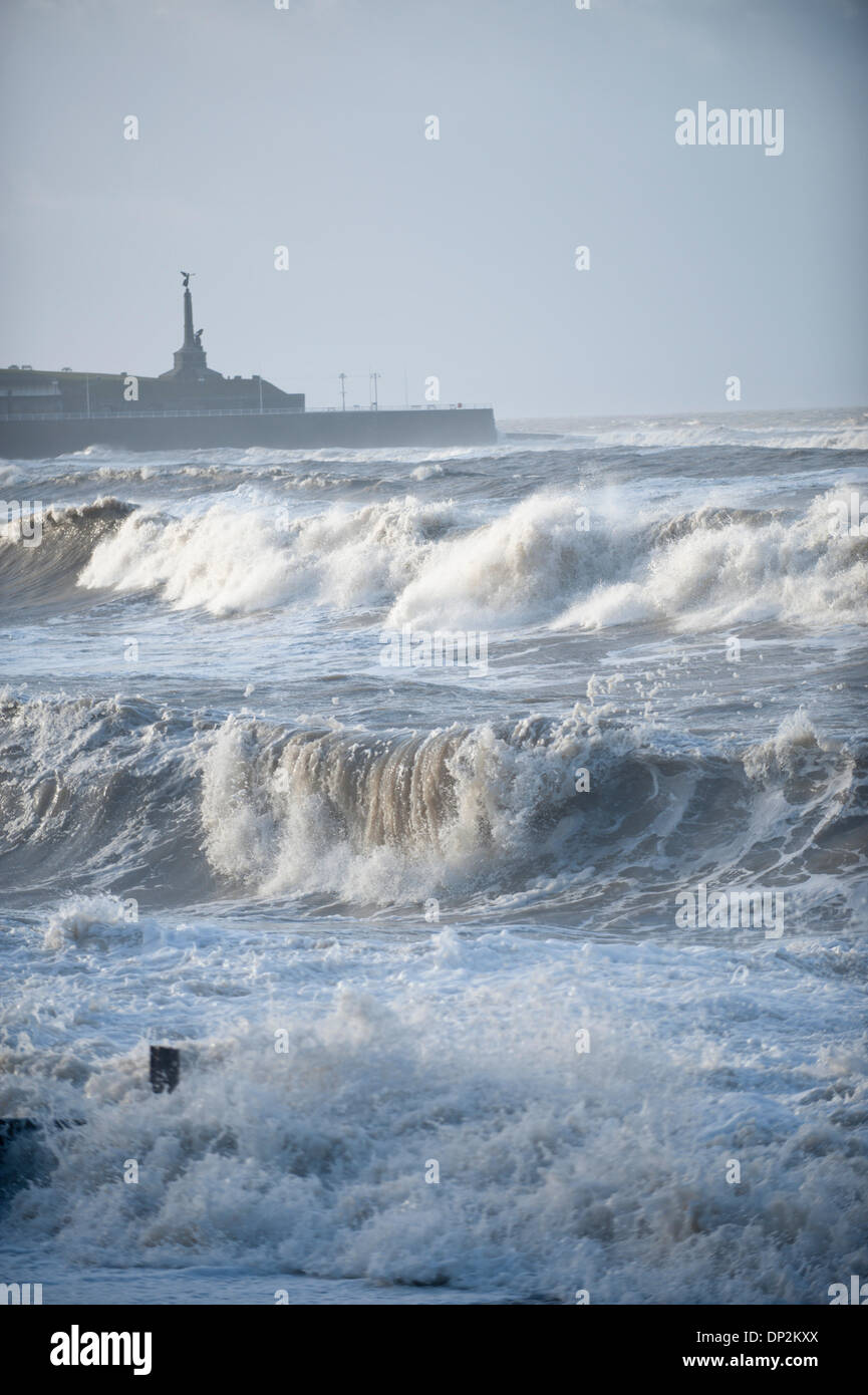 Aberystwyth, Großbritannien. 7. Januar 2014. Reparaturarbeiten geht weiter als der viktorianischen Seestadt Stadt von Aberystwyth betritt des Fith Tages wird von riesigen Wellen zerschlagen und Sturmwinde infolge einer Sturmflut mit einem Niederdruck-System befindet sich im Nordwesten von Schottland verbunden. Bildnachweis: Graham M. Lawrence/Alamy Live-Nachrichten. Stockfoto