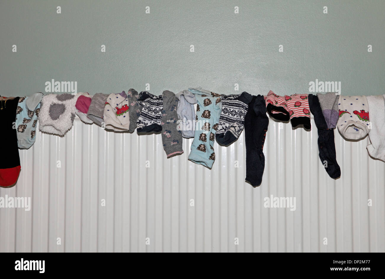Sammlung von Socken auf dem Heizkörper trocknen Stockfoto