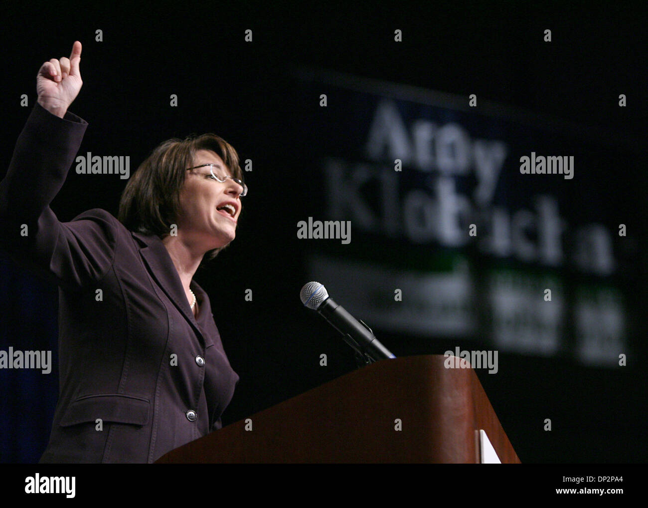 9. Juni 2006; Rochester, NY, USA; Der Minnesota demokratischen Landwirt Arbeitspartei verliehen ihre Billigung Hennepin County Attorney Amy Klobuchar für ihr US-Senat Gebot bei ihrem Parteitag 2006 Freitagnachmittag an der Mayo Civic Center in Rochester. Amy Klobuchar Adressierung der DFL State Convention 2006 nach ihrer Nominierung Freitagnachmittag. Obligatorische Credit: Foto von Jeff W Stockfoto