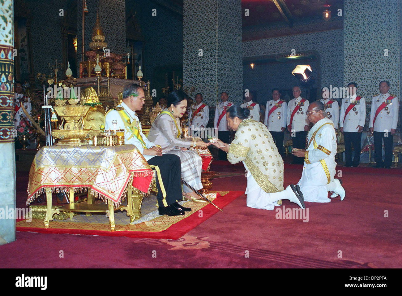 10. Juni 2006; Bangkok, THAILAND; Der thailändische König und die Königin besuchen buddhistische Zeremonien zum Gedenken an den 60. Jahrestag der Thronbesteigung seiner Majestät am Chakri Thronsaal im Grand Palace, Bangkok, Thailand am 10. Juni, 2006.der thailändische König ist eine beliebte Figur der Stärke und Einheit für das thailändische Volk und hat viel getan, um die Menschen in Thailand zu helfen. Du Stockfoto