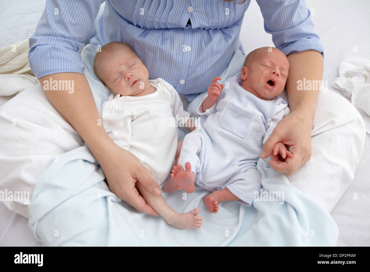 Mutter und zwei Wochen alten Zwillingen Stockfoto