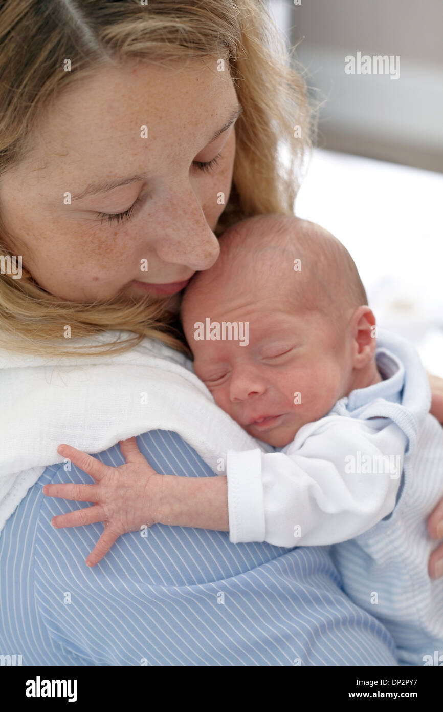 Mutter und zwei Wochen alten Sohn Stockfoto