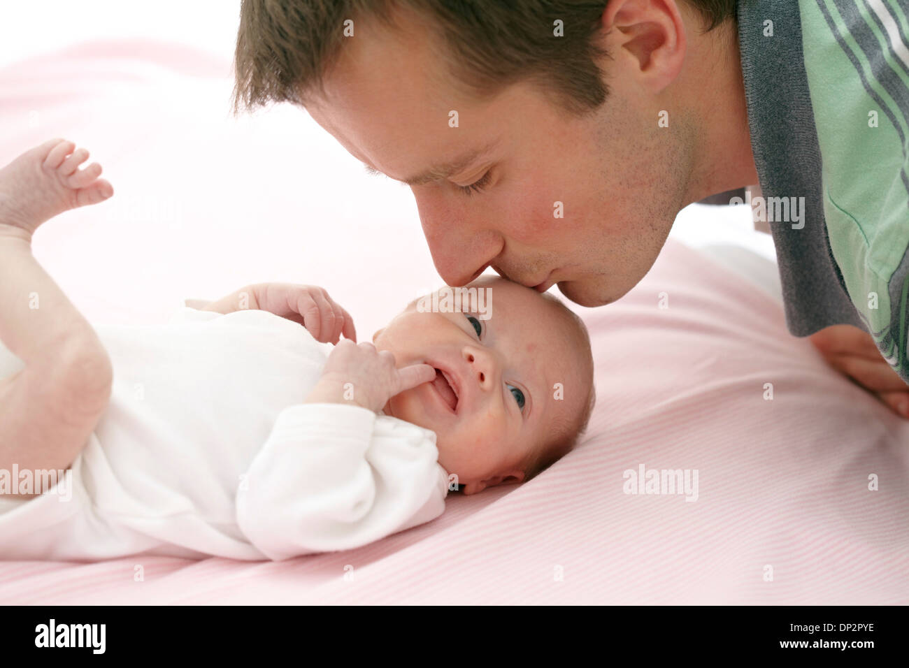 Vater und zwei Wochen alten Tochter Stockfoto