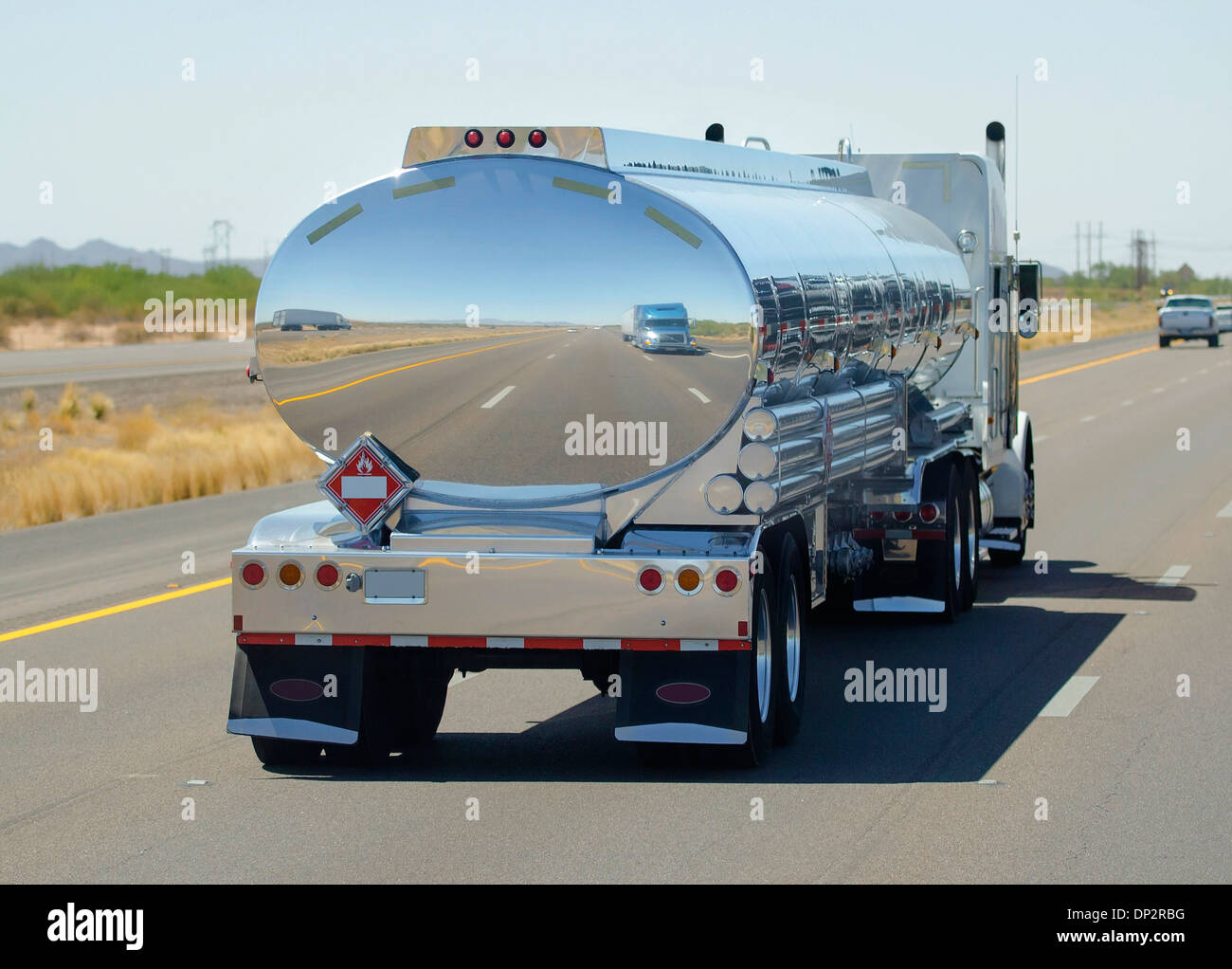 Tanker auf der Straße Stockfoto