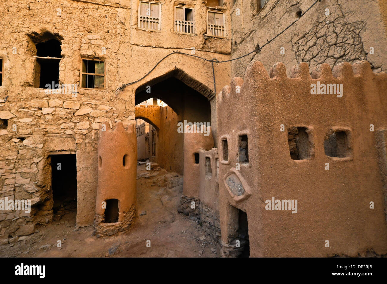 Altersschwachen Lehmziegeln Gebäude im alten Teil des Al-Hamra, Oman Stockfoto