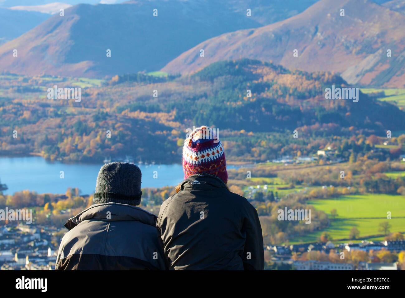 Junges Paar der Wanderer in der Ansicht über Derwent Water in den Lake District National Park. Stockfoto