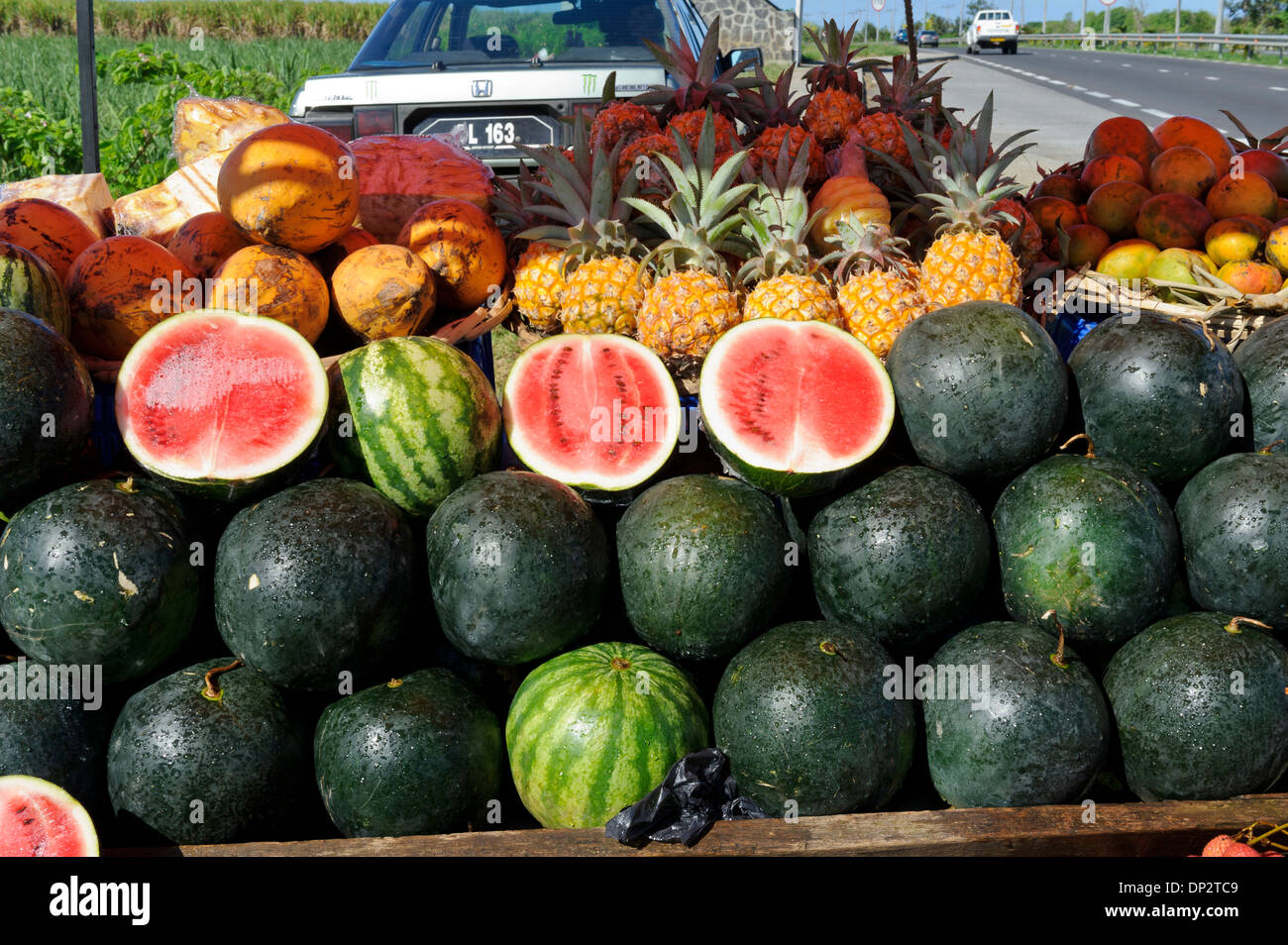 Tropische Früchte auf Verkauf von Straßenkontrollen, Mauritius. Stockfoto