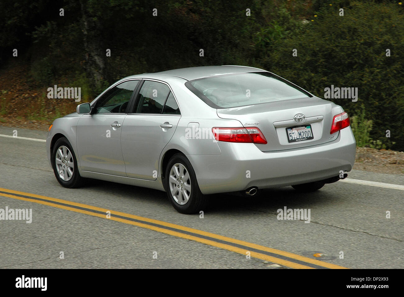 12. Juni 2006; Los Angeles, Kalifornien, USA; 2007 Toyota Camry. Toyota hat das scheinbar unmögliche getan, durch die bereits hervorragenden Camry, das meistverkaufte Mittelklasse-Limousine für den letzten Jahren verbessert.  Toyota Designer und Ingenieure haben verfeinert das Styling, erhöht die Kraft und Leistung, dann arbeitete auf der Innenseite, so dass es geräumiger, bequemer und sicherer. Die voll Stockfoto