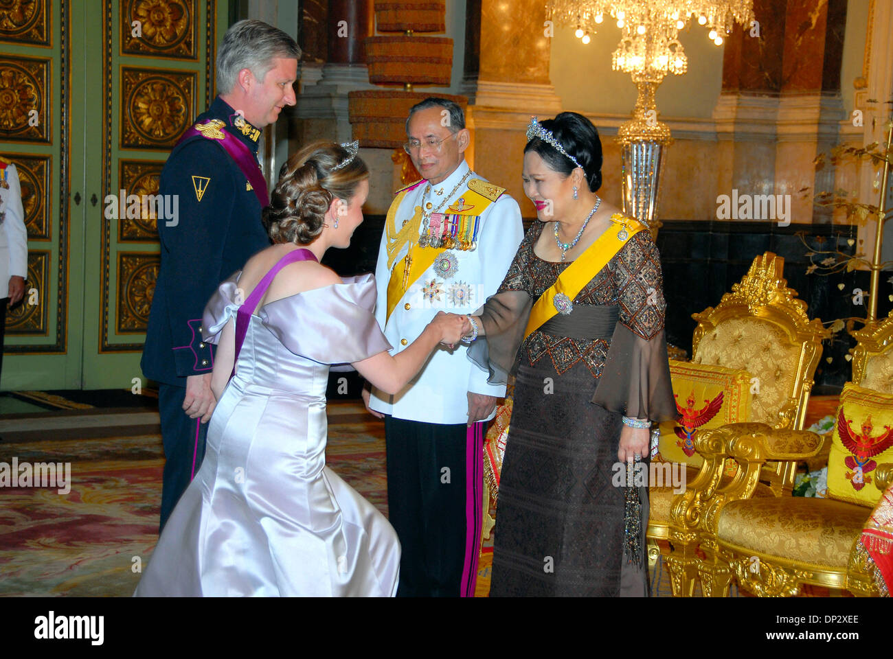 12. Juni 2006; Bangkok, THAILAND; Thailand war Gastgeber ausländische Monarchen und Royal Vertreter Fron 25 verschiedenen Nationen zu feiern und Zeremonien, die viel Tribuute zollen geliebt und respektiert seine königliche Hoheit König Bumibol Adulyadel von Thailand. Das Bankett wurde am Chakri Thronsaal zu feiern 60. Jahr der siamesische König auf dem Thron, der Grand Palace, Bangkok statt. Im Bild: seine königliche Hoheit Stockfoto