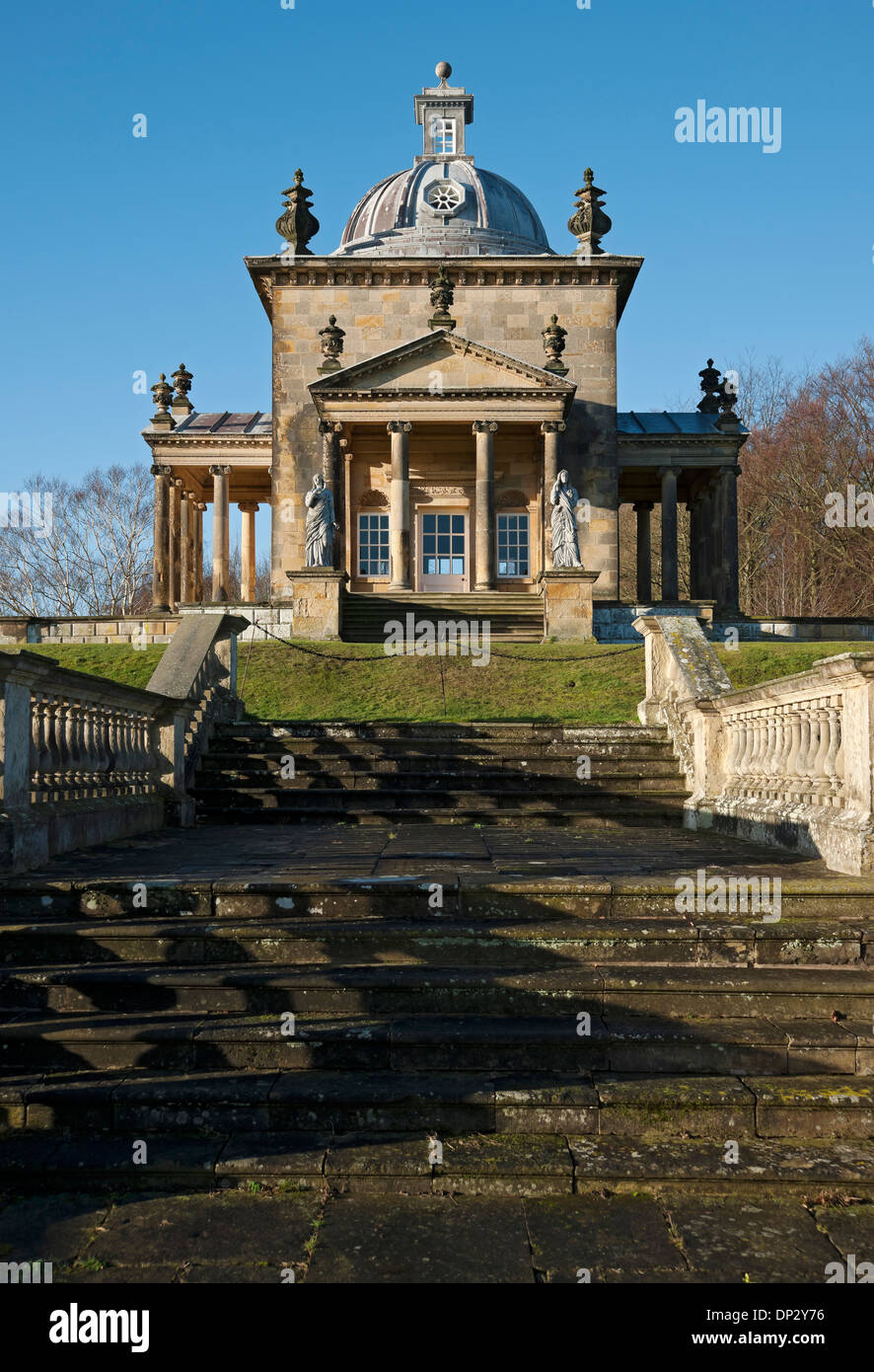 Tempel des Anwesen Four Winds Castle Howard (entworfen von Sir John Vanbrugh) im Winter in der Nähe von Malton North Yorkshire England Großbritannien Stockfoto