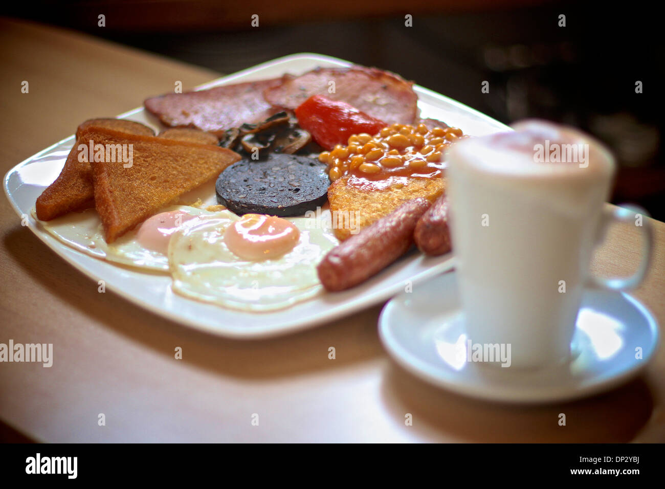 Fry, warmes Frühstück mit einem schaumigen cappuccino Stockfoto