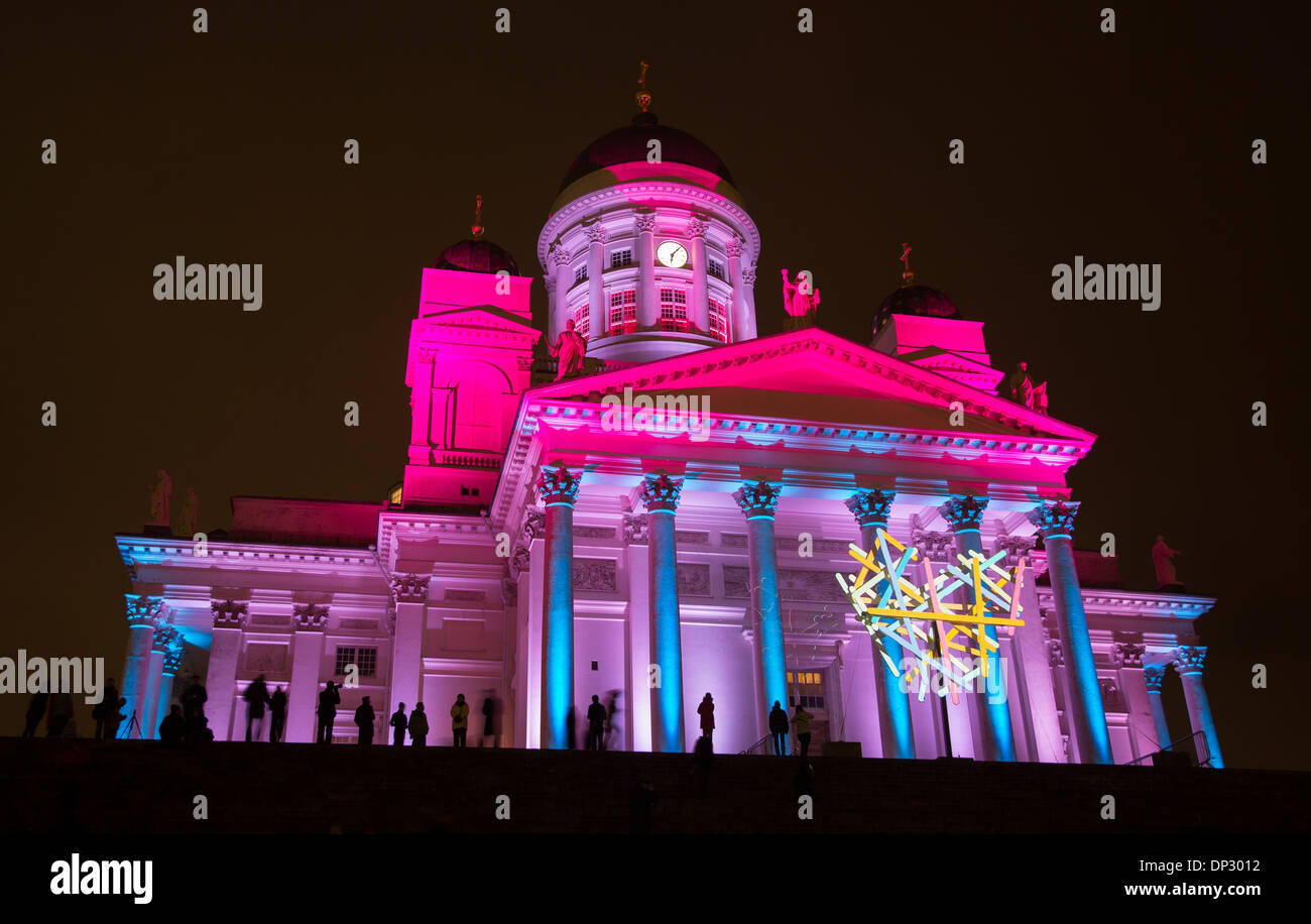 Dom von Helsinki in surrealistische Farben auf seiner Fassade und ein Herz-Symbol in der Veranstaltung Lux Helsinki 2014 projiziert. Stockfoto
