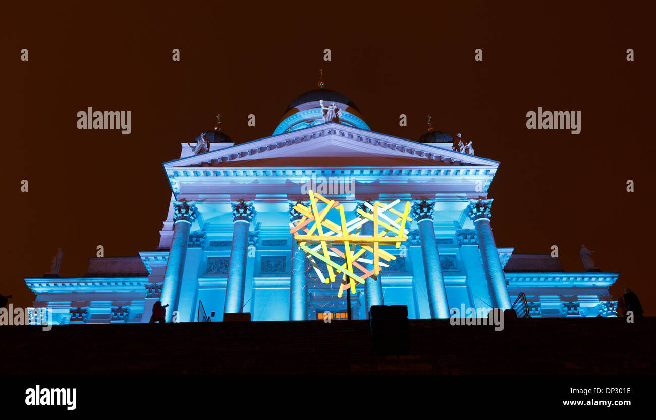 Dom von Helsinki in surrealistische Farben auf seiner Fassade und ein Herz-Symbol in der Veranstaltung Lux Helsinki 2014 projiziert. Stockfoto