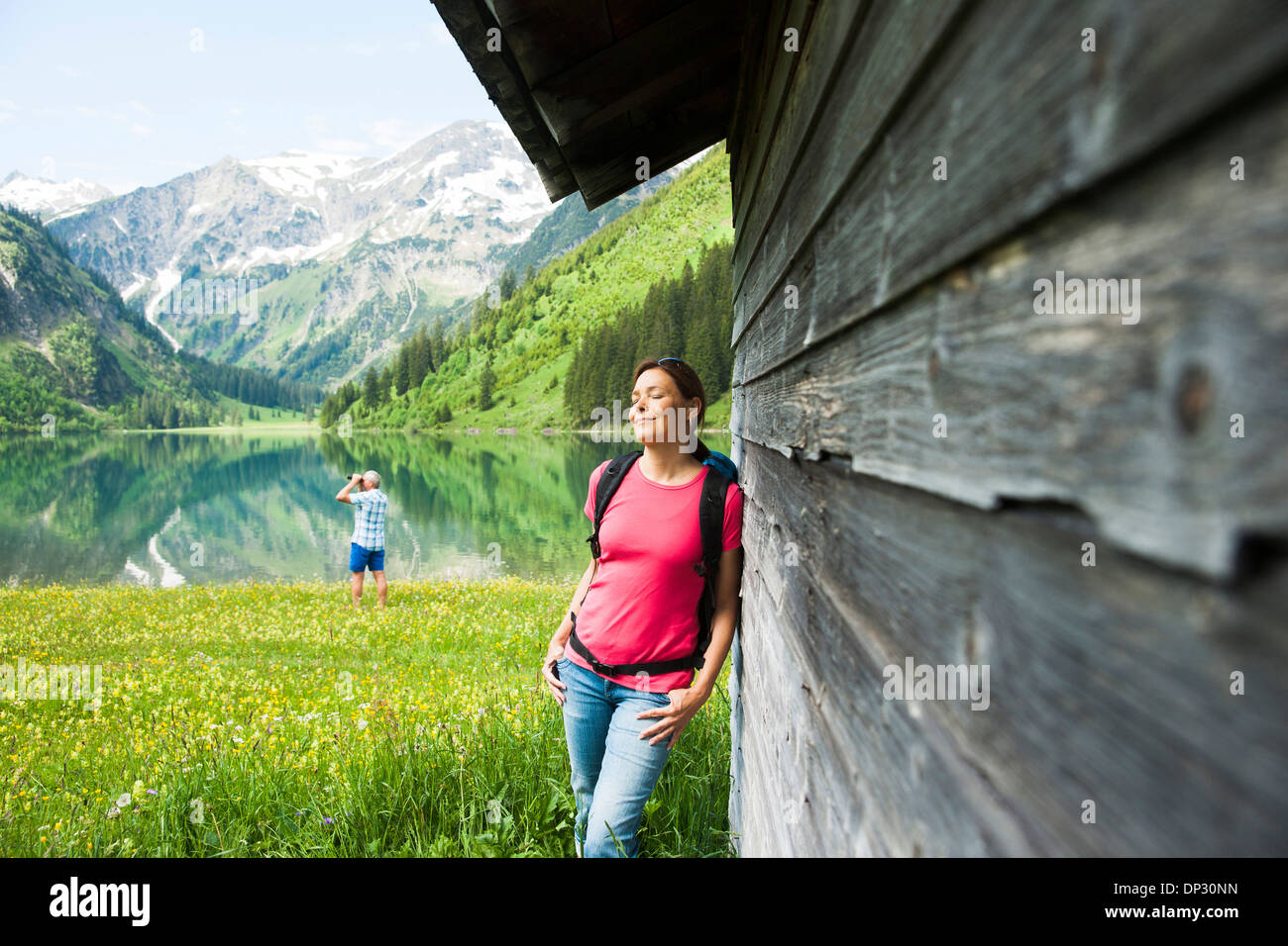 Paar wandern von See, Vilsalpsee, Tannheimer Tal, Tirol, Österreich Stockfoto