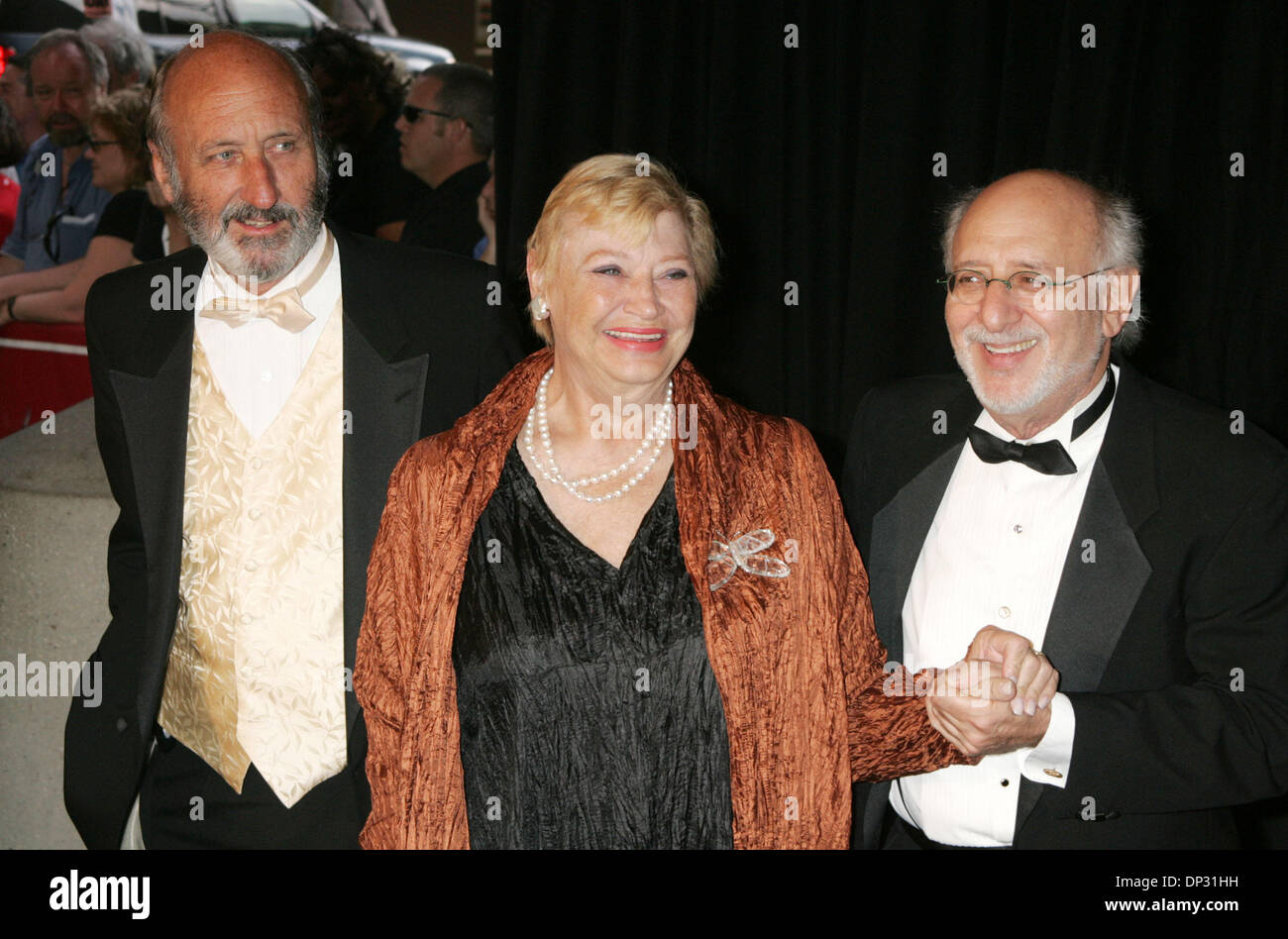 15. Juni 2006; New York, NY, USA; Rekruten PAUL STOOKEY und MARY TRAVERS PETER YARROW von "Peter, Paul and Mary" in der Ankunftshalle für die 2006 Songwriters Hall Of Fame Awards statt im Marriott Marquis Hotel. Obligatorische Credit: Foto von Nancy Kaszerman/ZUMA Press. (©) Copyright 2006 von Nancy Kaszerman Stockfoto