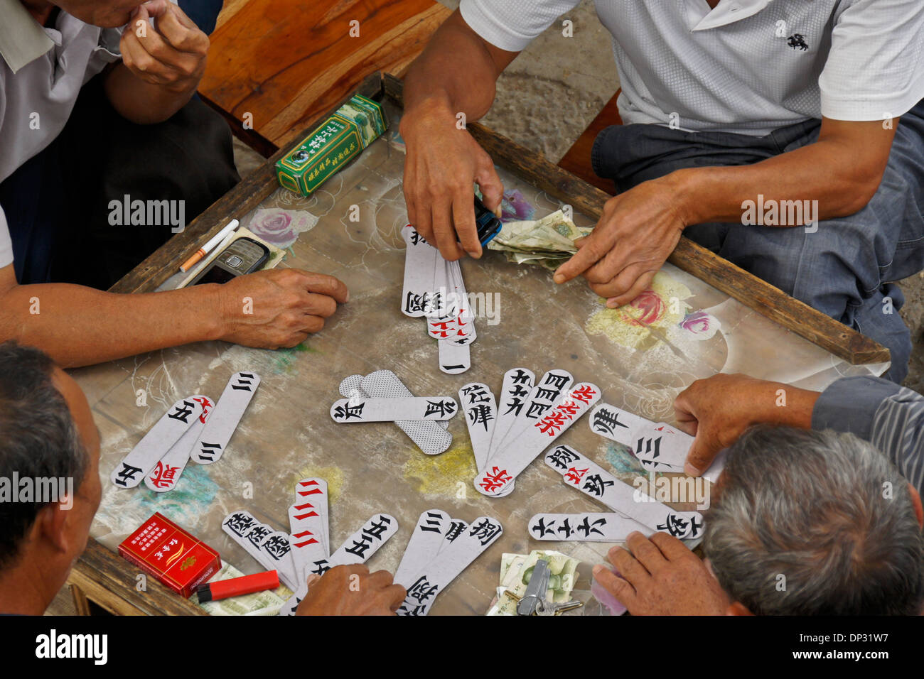 Männer-Spielkarten, Yulong, Guangxi, China Stockfoto