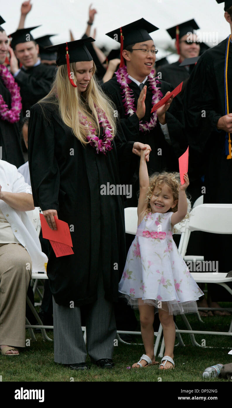 17. Juni 2006; San Diego, CA, USA; Ca. 1.200 Schüler erhielten Grad bei Beginn Zeremonien des Thurgood Marshall College an der UCSD auf Samstag, 17. Juni 2006.  BONNEY Wasser erhielt, die ihren Abschluss in Mathematik für die Sekundarstufe, und ihre drei Jahre alte Tochter RADHA CASTRO jubelten, als die Absolventen Stand und die Grade verliehen wurden.    Obligatorische Cre Stockfoto