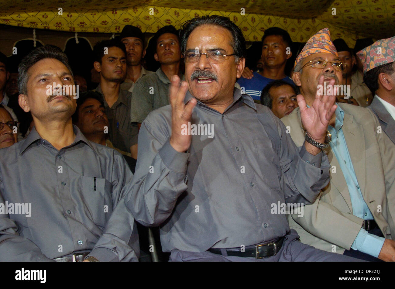 19. Juni 2006 - Kathmandu, NEPAL - Nepal kommunistische Partei Führer der MAOISTISCHEN Rebellen PUSHPA KAMAL DAHAL aka "Prachanda" kommt aus dem Untergrund für Friedensverhandlungen mit der Regierung von Nepal. Er macht mit MADHAV NEPAL, der Anführer einer Allianz von sieben Parteien Nepals hinter ihm auf seiner linken Seite zeigen. Es war das erste Mal Prachanda, traf die Führung des Landes senior seit der Versiche Stockfoto