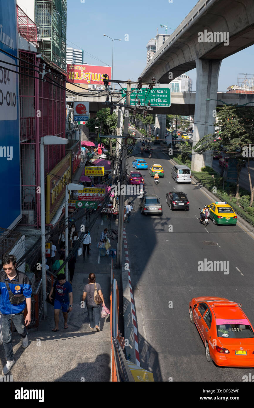 Treppenhaus nach unten von BTS Bangkok führt Stockfoto