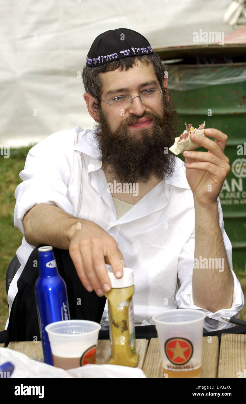 18. Juni 2006; Manchester, TN, USA; Jüdischen Rap Künstler MATISYAHU schnappt sich einen Happen zu essen, bevor er live auf dem 2006 Bonnaroo Music Festival durchführt, die fand in Manchester, TN. Mit mehr als 70.000 Fans in Anwesenheit auf dem 4-Tages-Festival bekommen sie eine Chance, eine Vielzahl von Musikern, Comedians und Künstler zu sehen.  Obligatorische Credit: Foto von Jason Moore/ZUMA Press. (©) Copyright 2006 von Ja Stockfoto