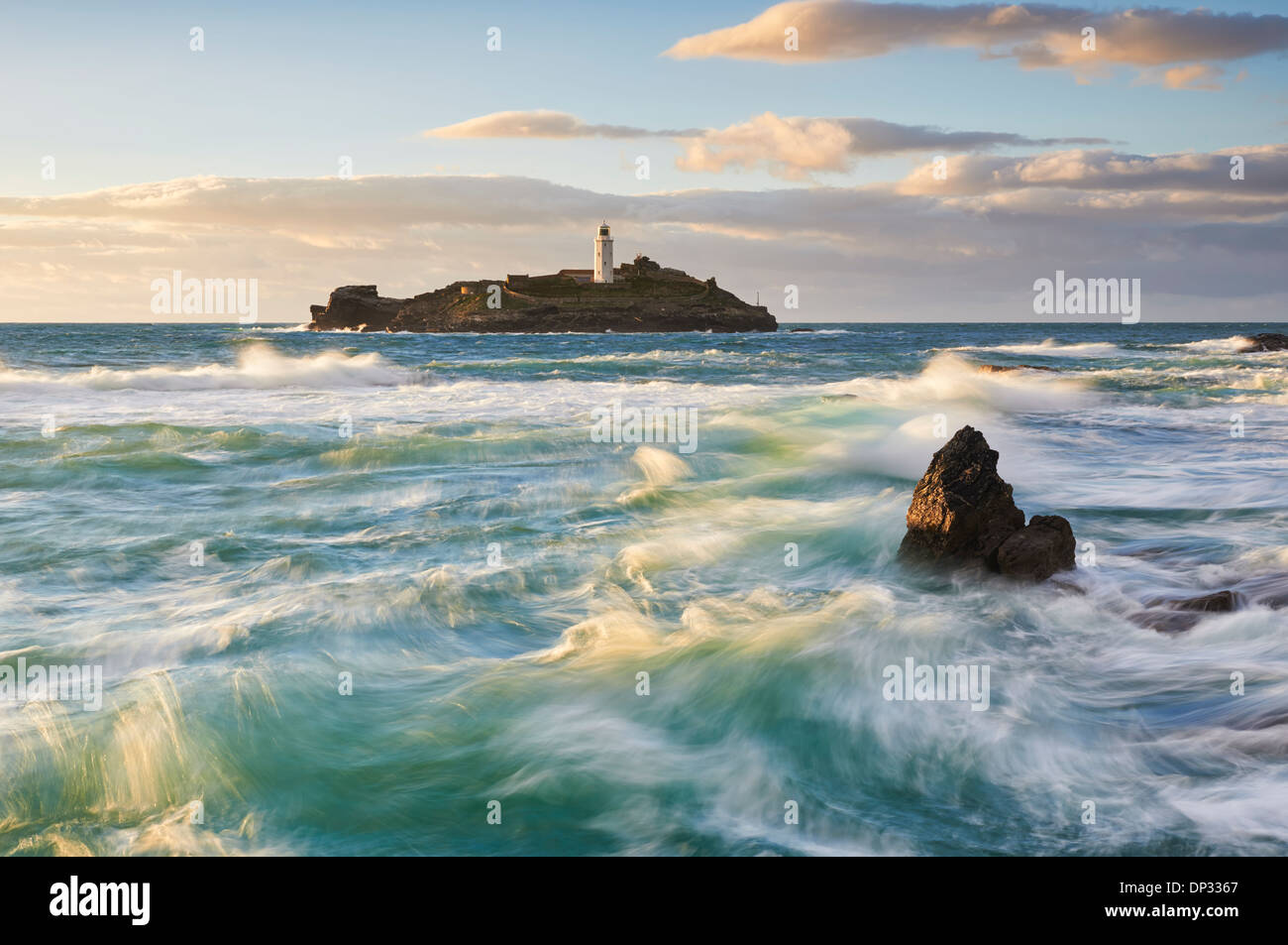 Abendlicht über Godrevy Leuchtturm und Hervorhebung der brechenden Wellen Stockfoto