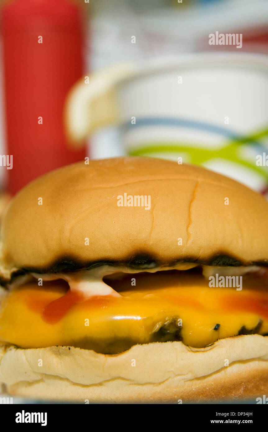 Eine einfache Cheeseburger von einem Strand Burger Shack. Stockfoto