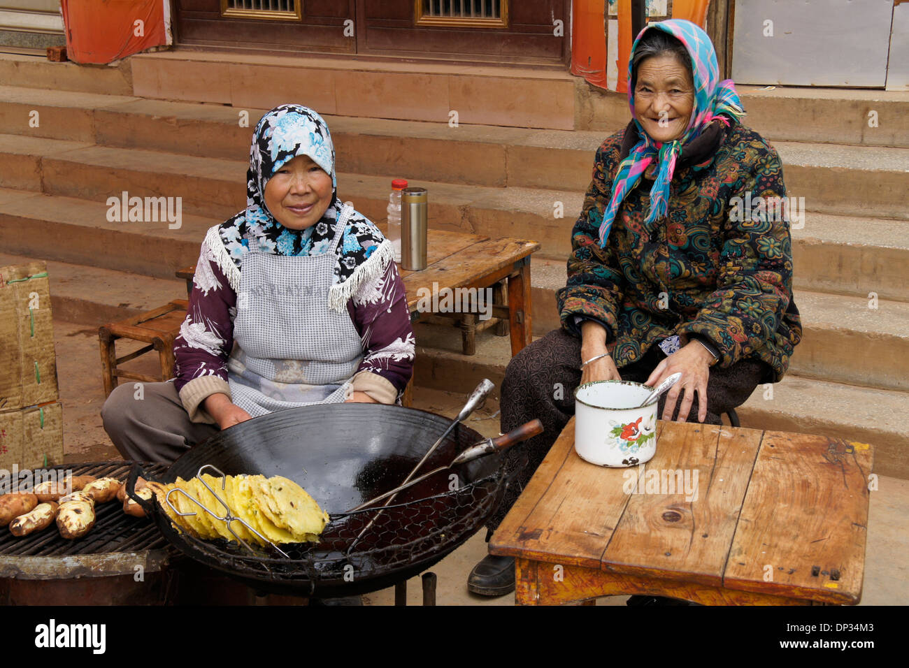 Zwei Frauen Kochen Suppen, Niu Jie, Yunnan, China Stockfoto